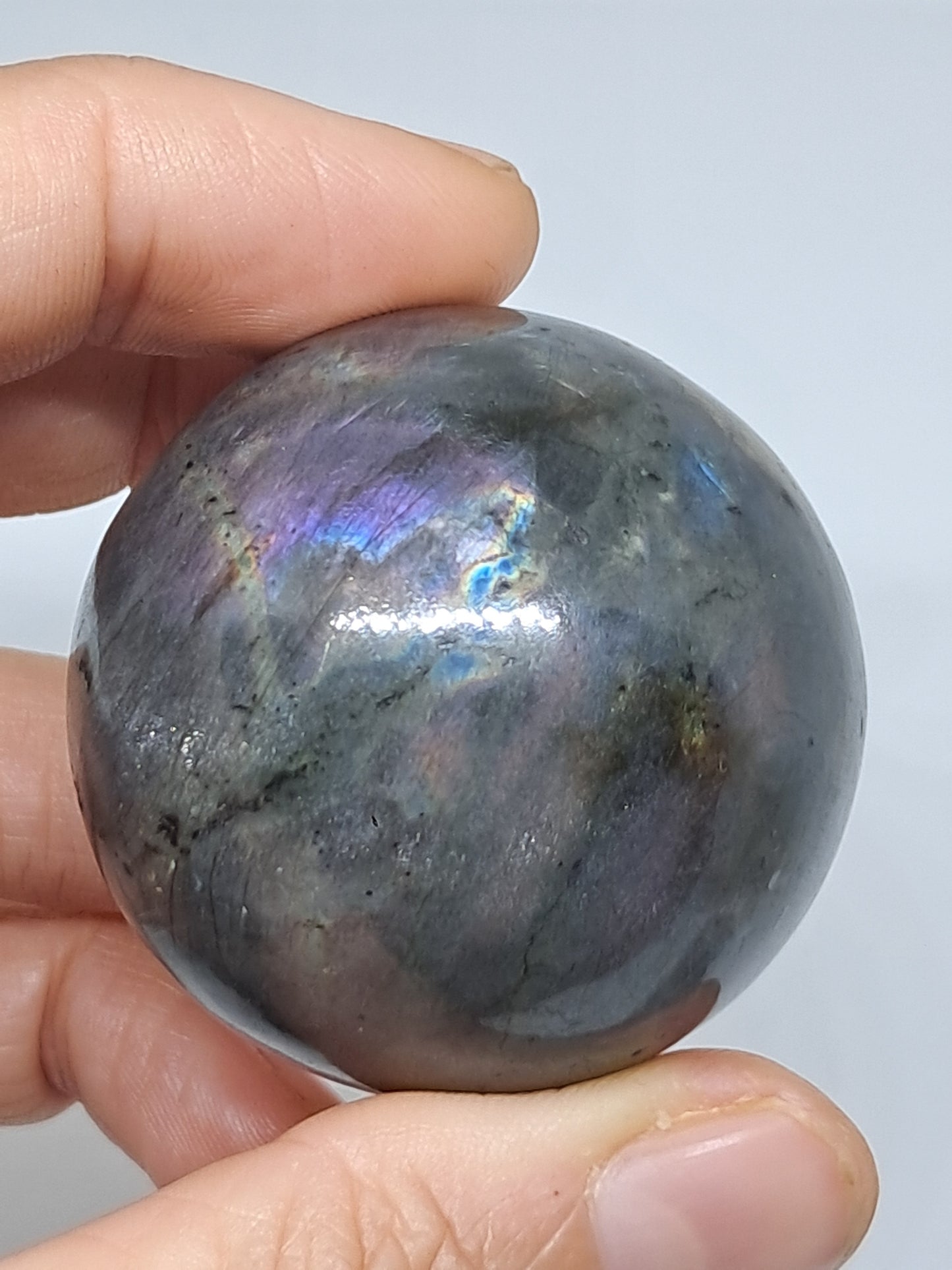 Esfera de labradorita (Madagascar) | Destellos rosas y morados | Piedra pulida #LB10