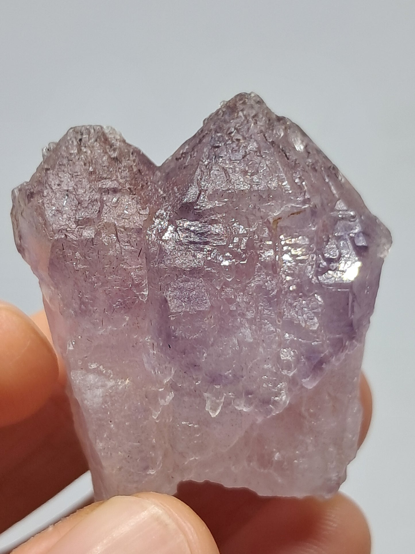 Punta de cristal de amatista grabada con cetro maclado (Karur) | Piedra natural | Ejemplar mineral n.° KA91