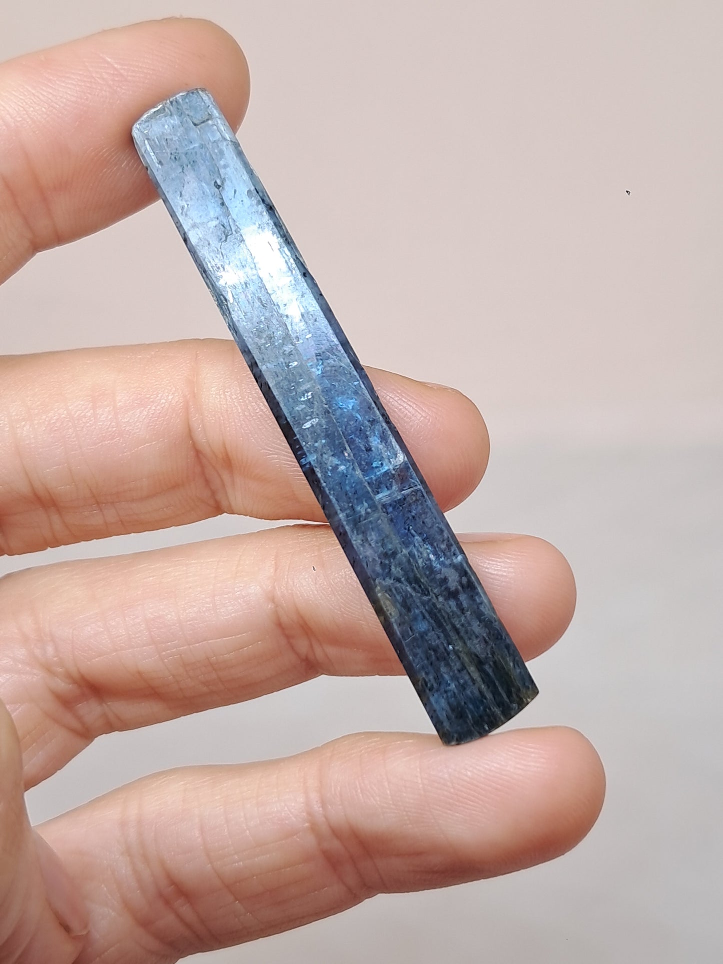 Cianita azul océano (Nepal) Cristal natural pulido n.° KY20