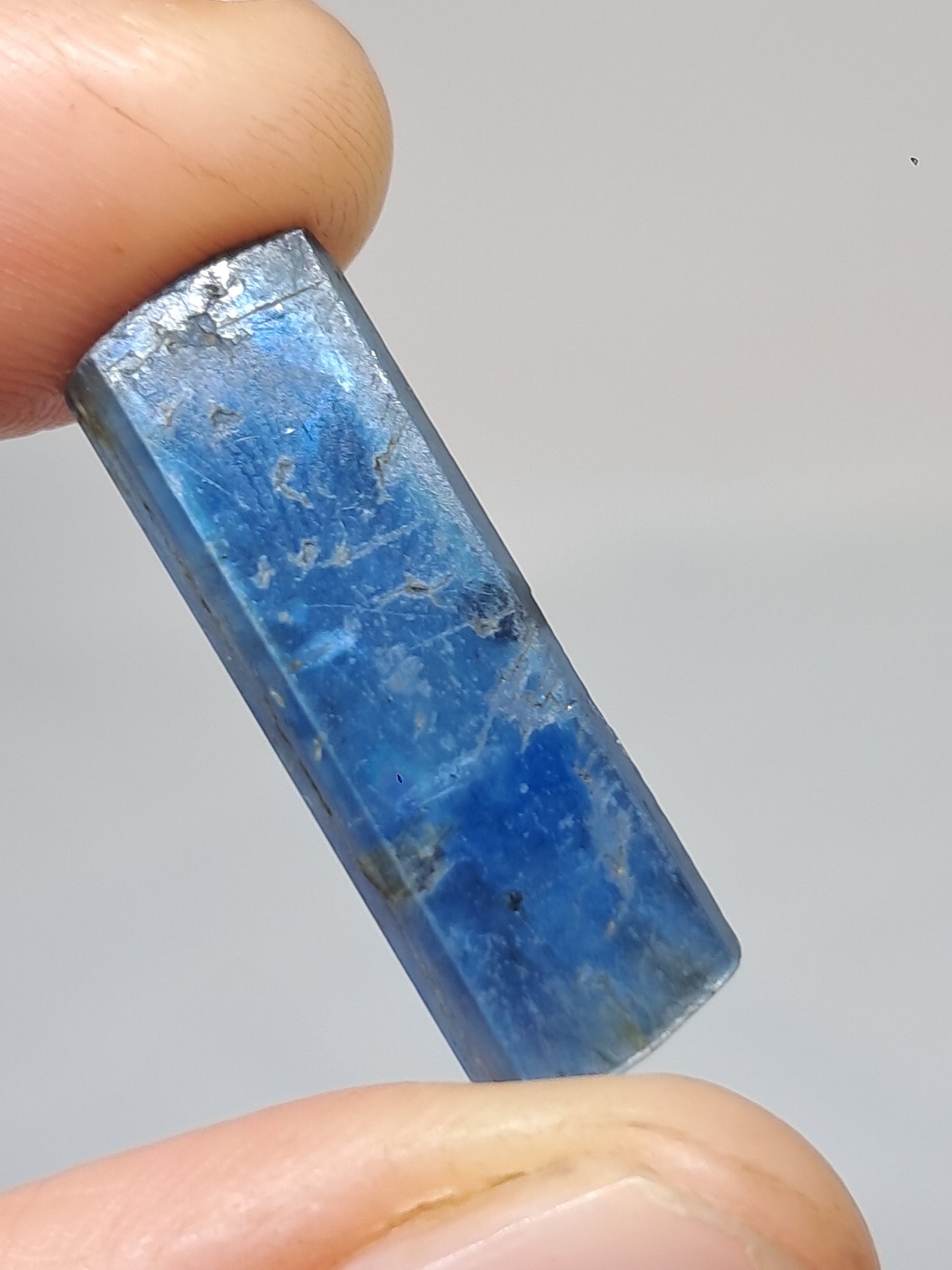 Cianita azul (Nepal) Cristal natural pulido n.° KY15