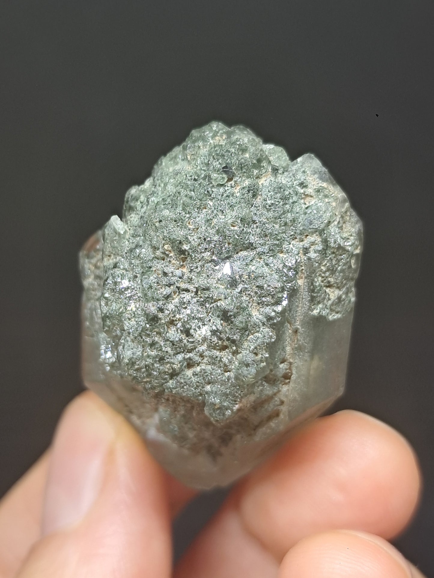 Punta de Cuarzo Clorita sobre Drusa de Cuarzo con Hematita (piedra natural no preciosa) #CQ6