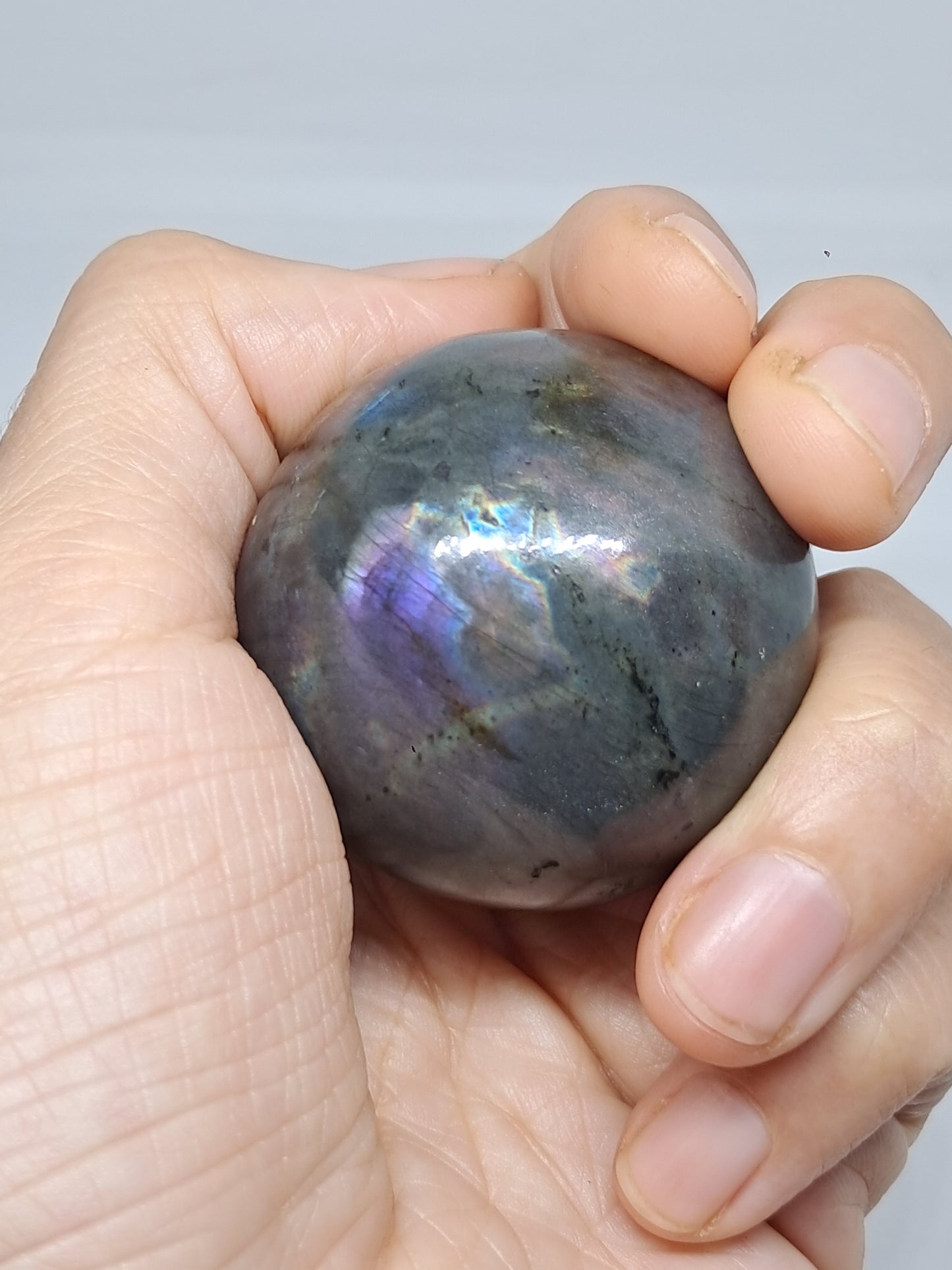 Esfera de labradorita (Madagascar) | Destellos rosas y morados | Piedra pulida #LB10