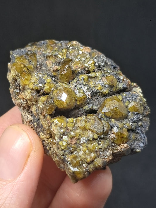Cúmulo de granate verde en matriz (México) | Cristal en bruto | Ejemplar mineral n.° GR16