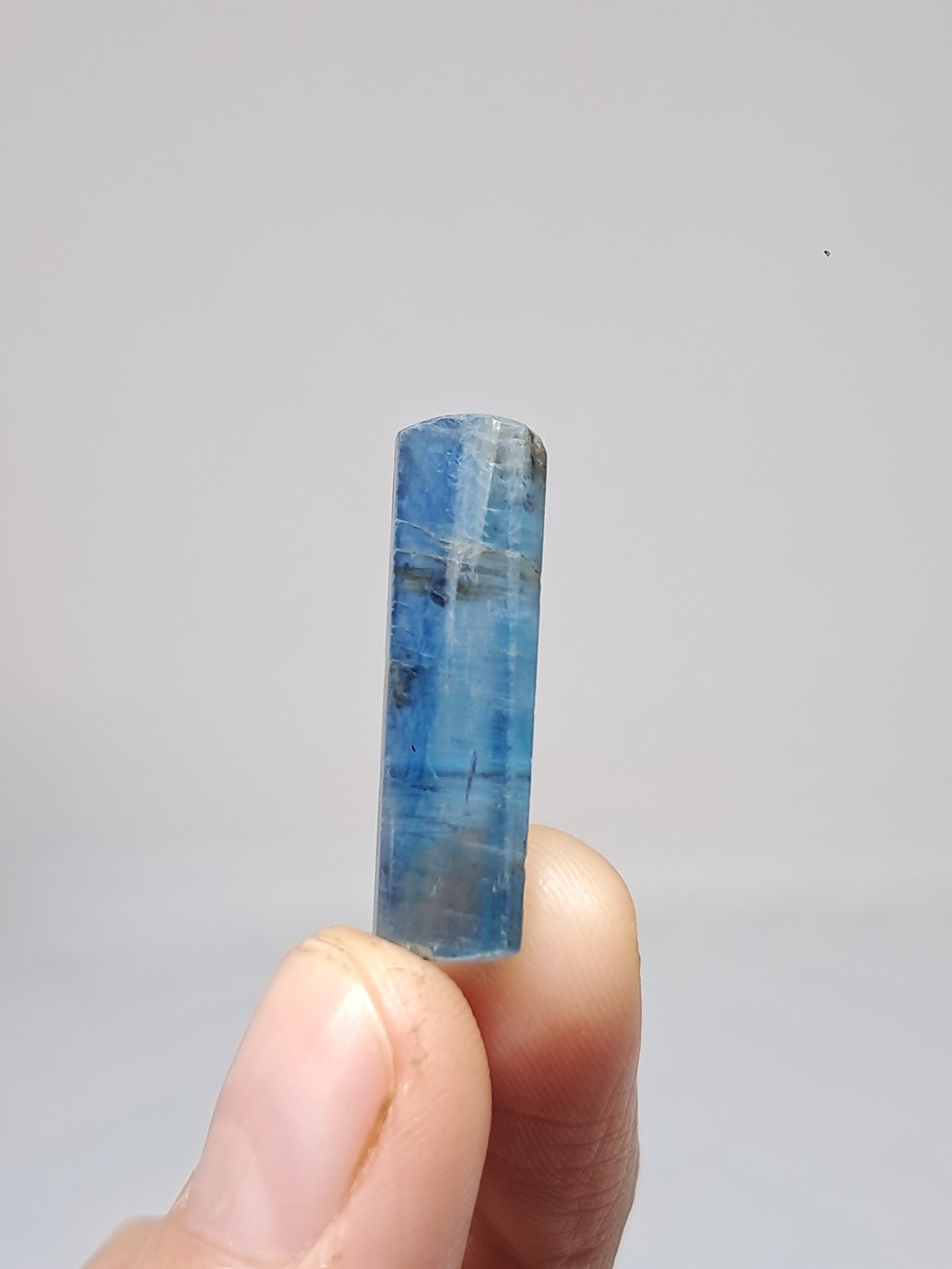 Cianita azul (Nepal) Cristal natural pulido n.° KY14