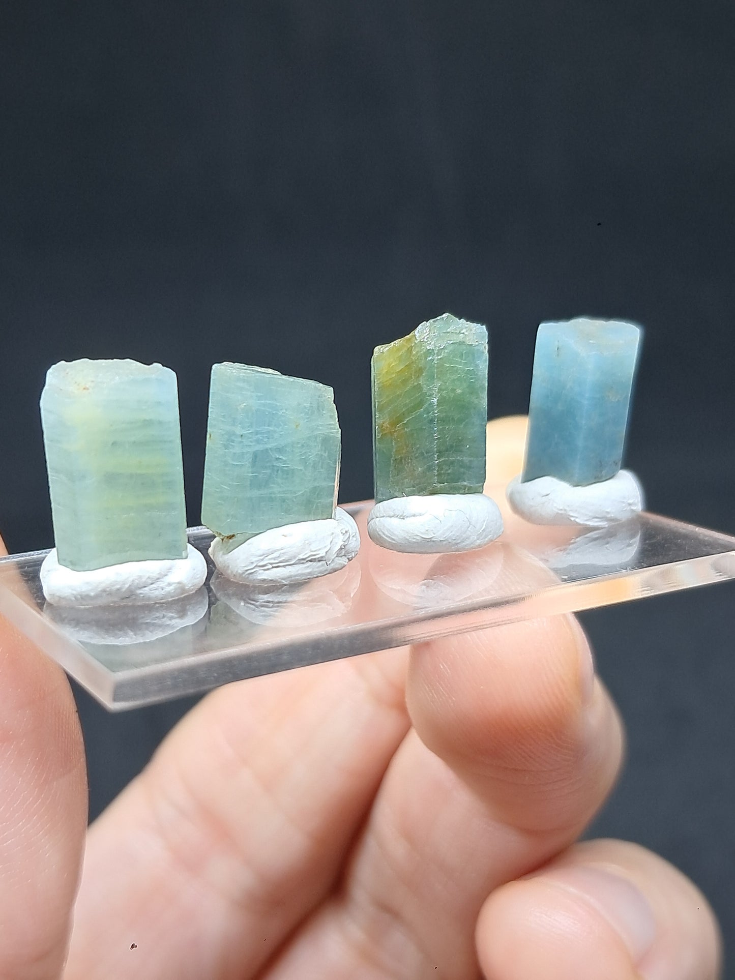 Conjunto de 4 cristales hexagonales de aguamarina (Karur) en bruto | Ejemplar mineral n.° AQM32