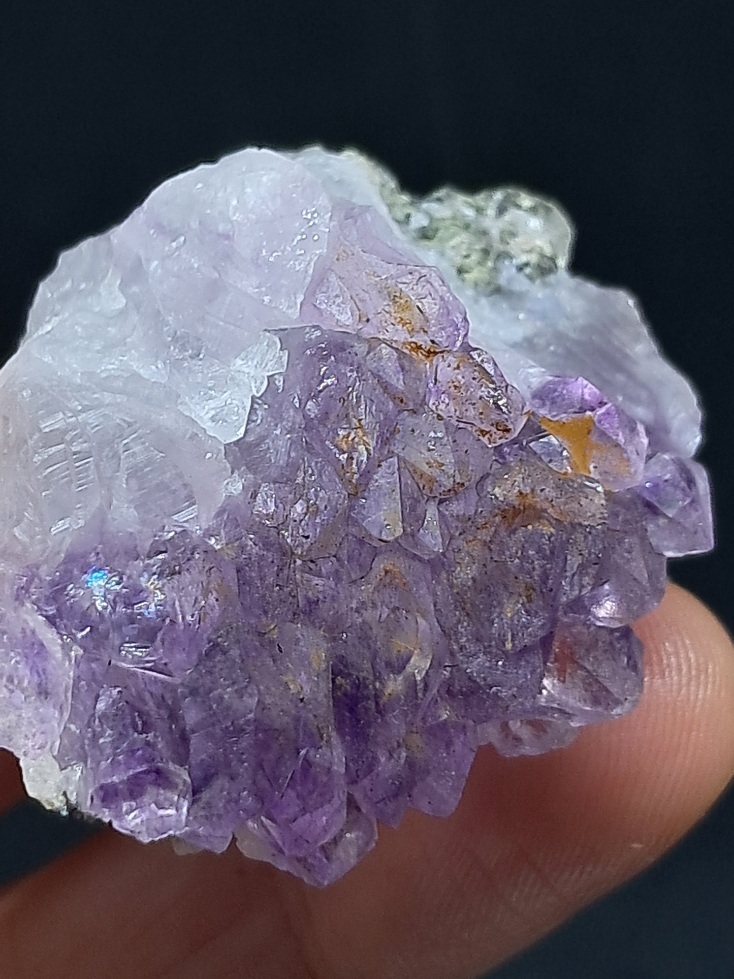 Amatista en racimo con cristal de hematita (karur) y cuarzo morado | Piedra natural | Ejemplar mineral n.° KA89