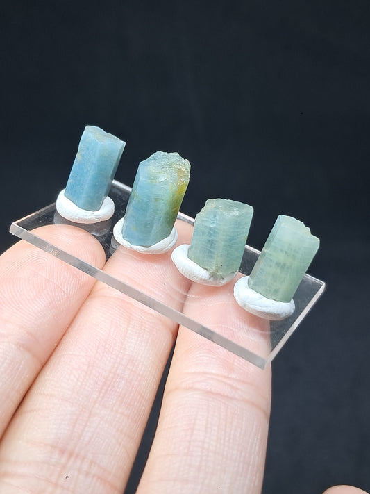 Conjunto de 4 cristales hexagonales de aguamarina (Karur) en bruto | Ejemplar mineral n.° AQM32