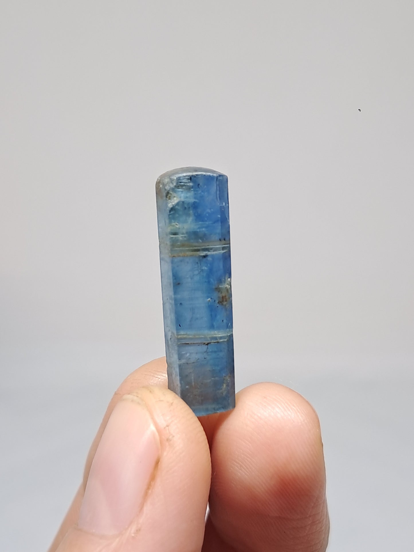 Cianita azul (Nepal) Cristal natural pulido n.° KY14