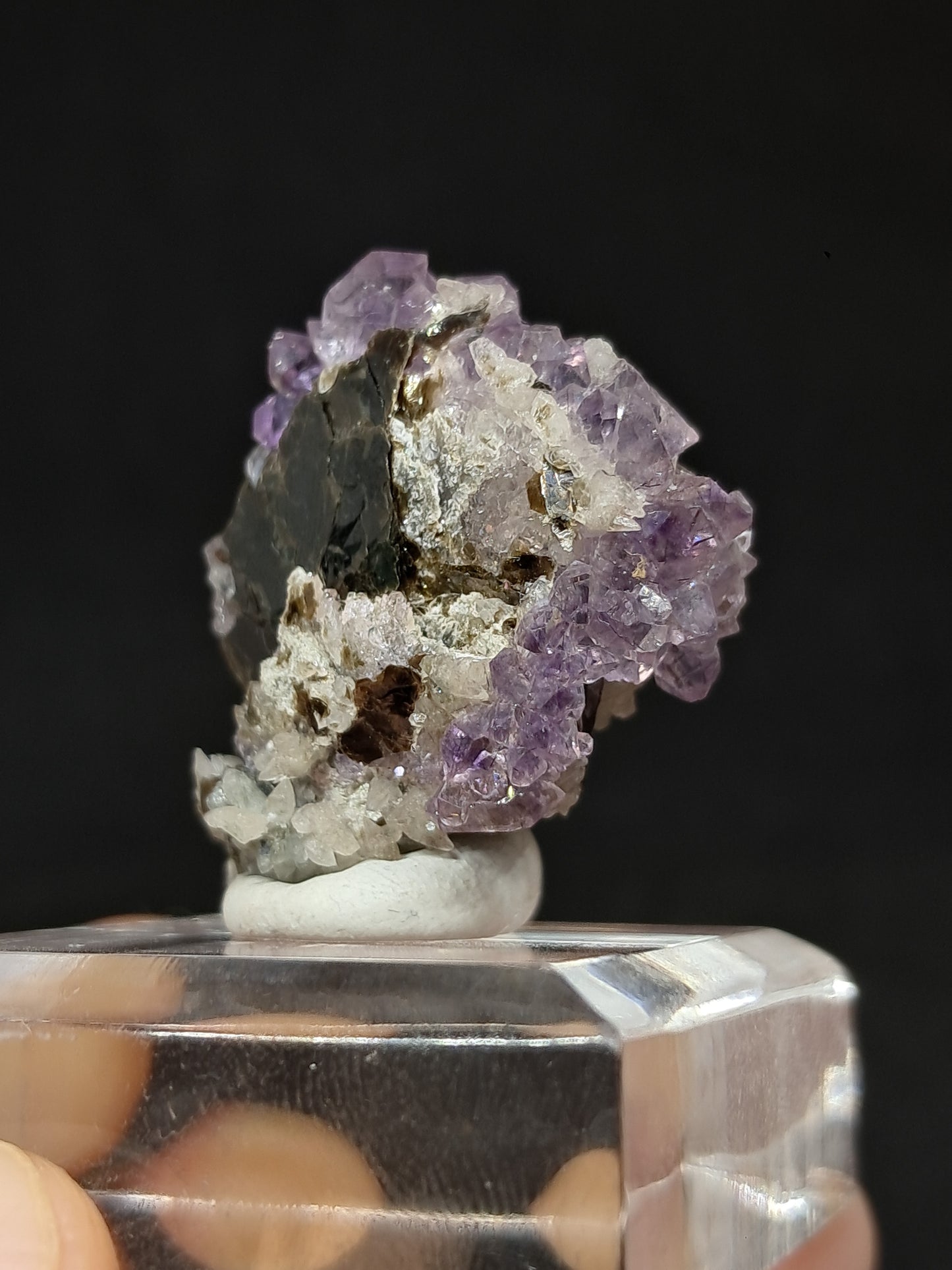 Cúmulo de amatista en matriz de albita y mica (Karur) | Cristal en bruto | Piedra natural | Ejemplar mineral n.° KA107