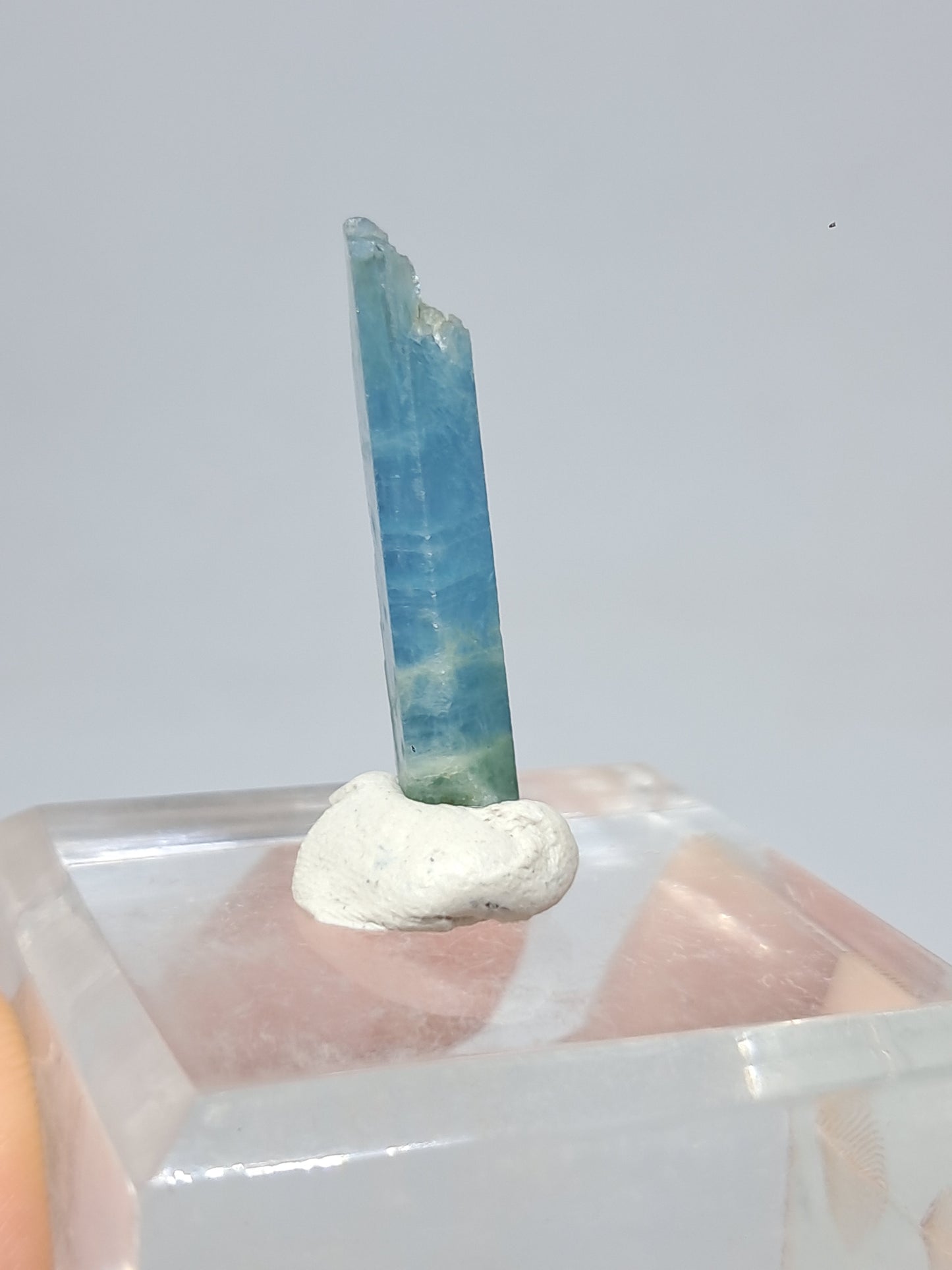 Aguamarina de alta calidad (Karur) en bruto, cristal hexagonal | Ejemplar mineral n.° AQM18