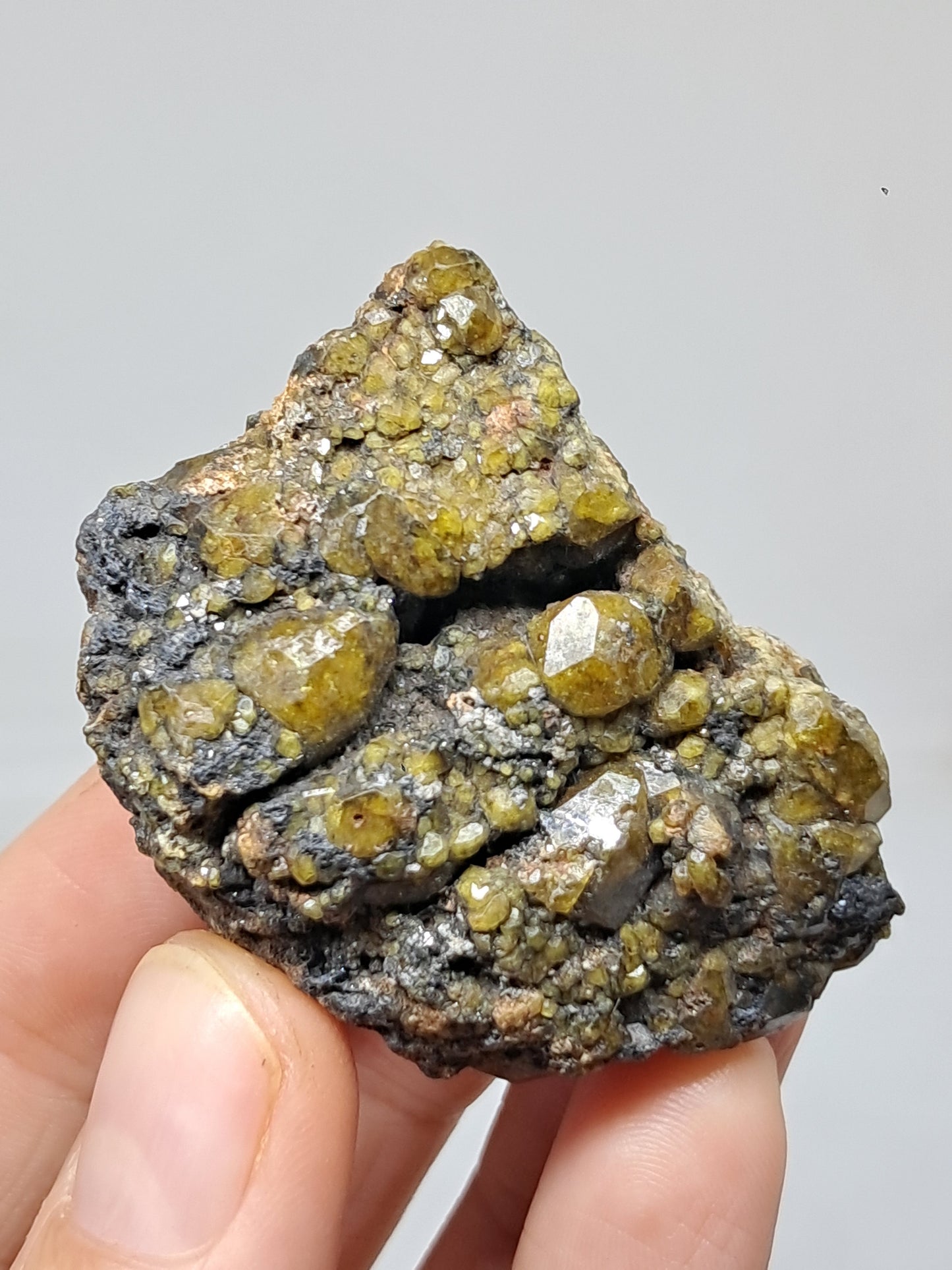 Cúmulo de granate verde en matriz (México) | Cristal en bruto | Ejemplar mineral n.° GR16