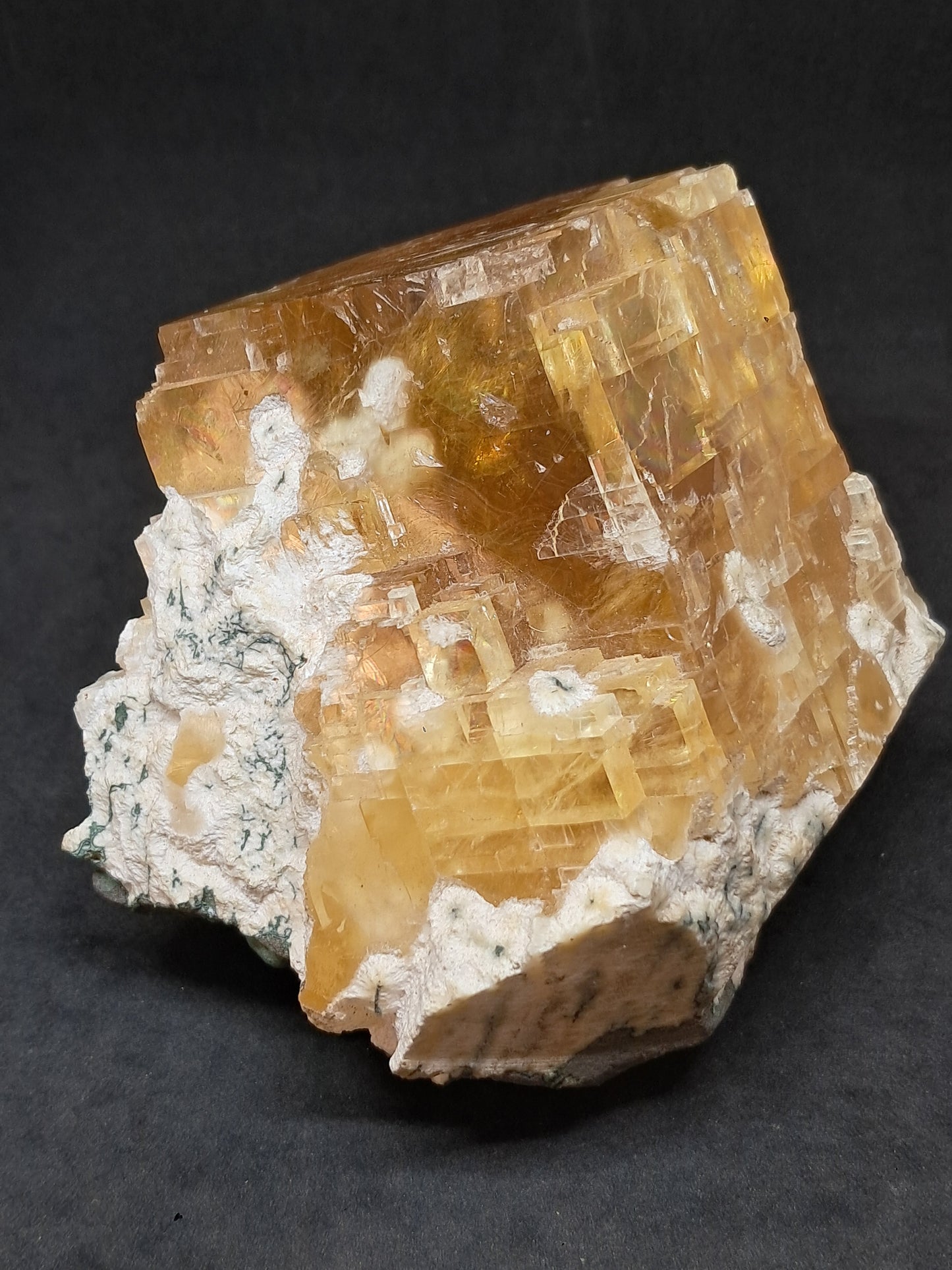 Calcita miel con okenita (India), cristal L en bruto | Piedra natural | Ejemplar mineral n.° CA28