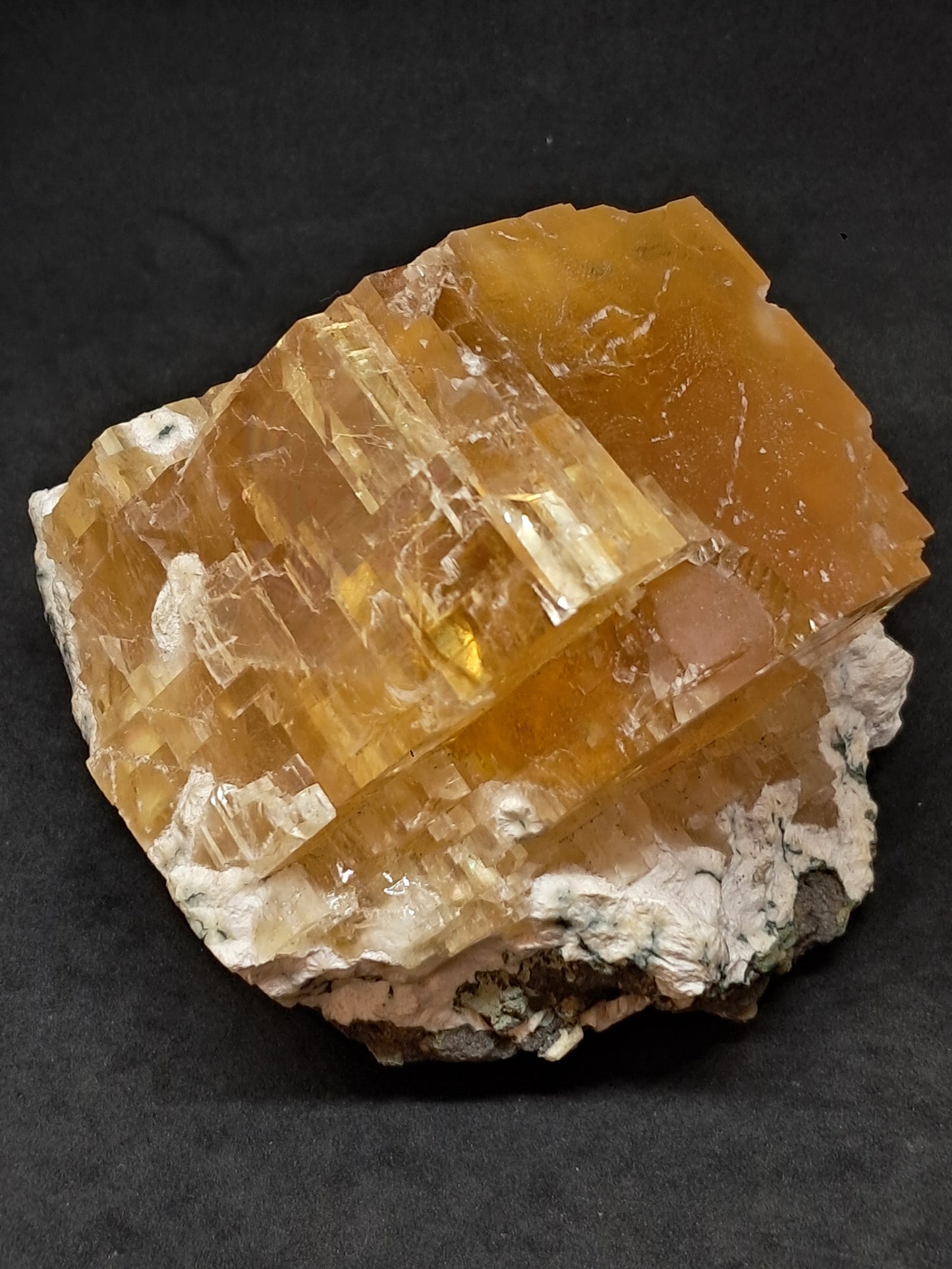 Calcita miel con okenita (India), cristal L en bruto | Piedra natural | Ejemplar mineral n.° CA28