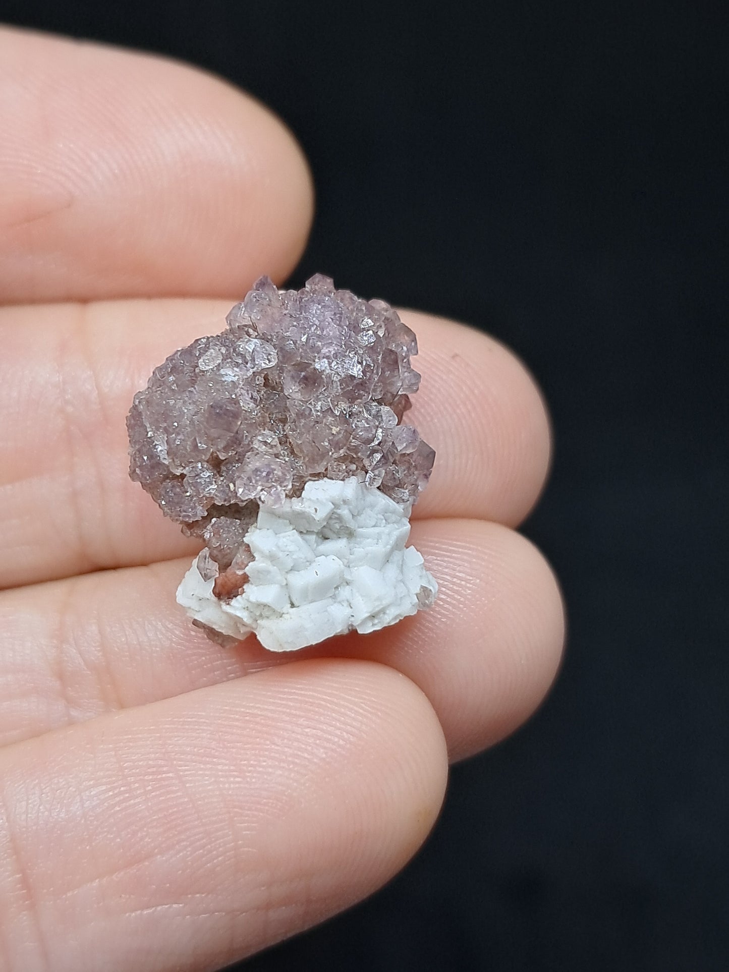 Cúmulo de amatista drusa sobre matriz de feldespato (Karur) | Cristal en bruto | Piedra natural | Ejemplar mineral n.° KA112