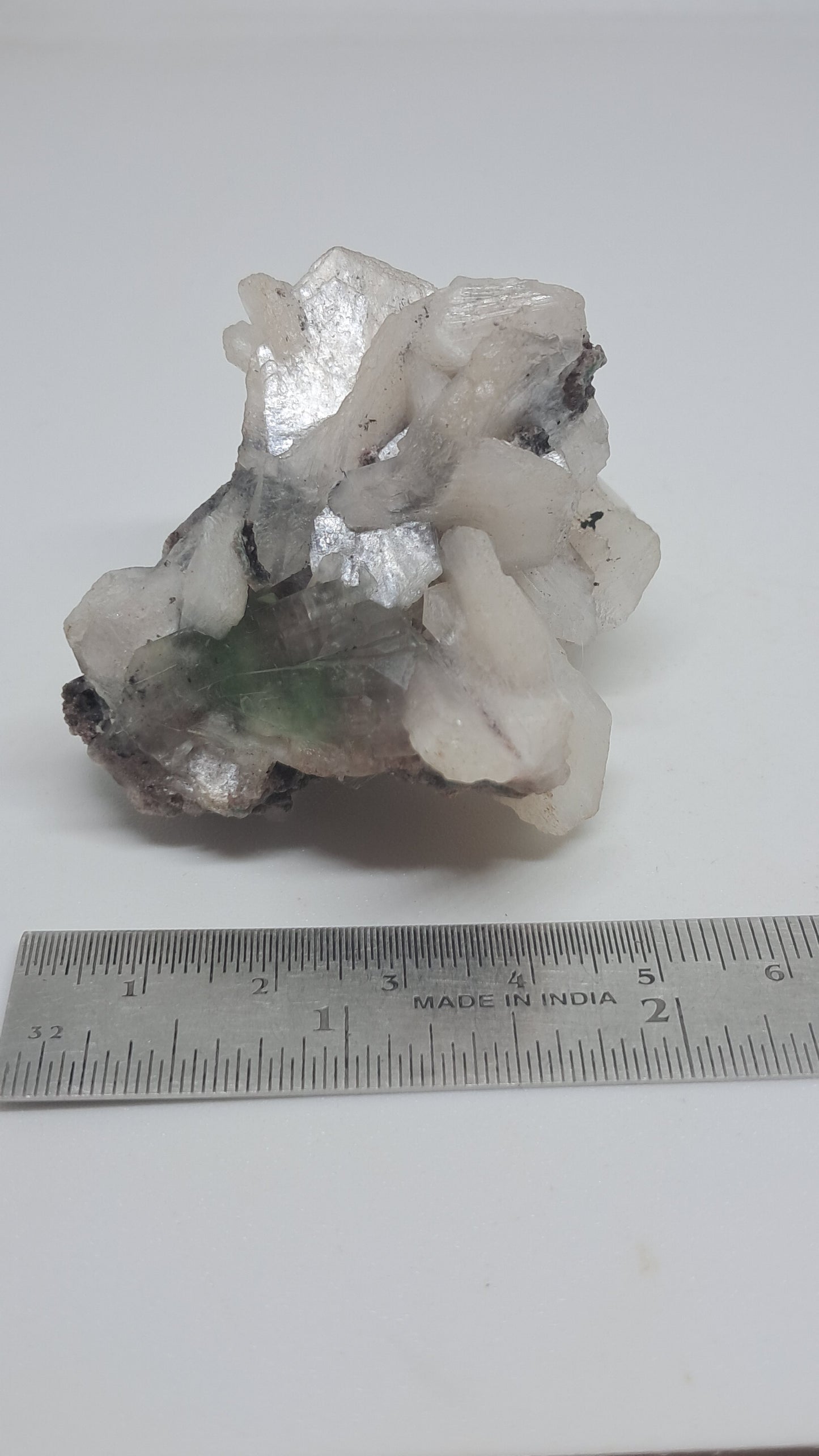 Apofilita verde (Fluorapofilita) con Estilbita en matriz (Ajanta) Cristal natural | Espécimen mineral #GA20