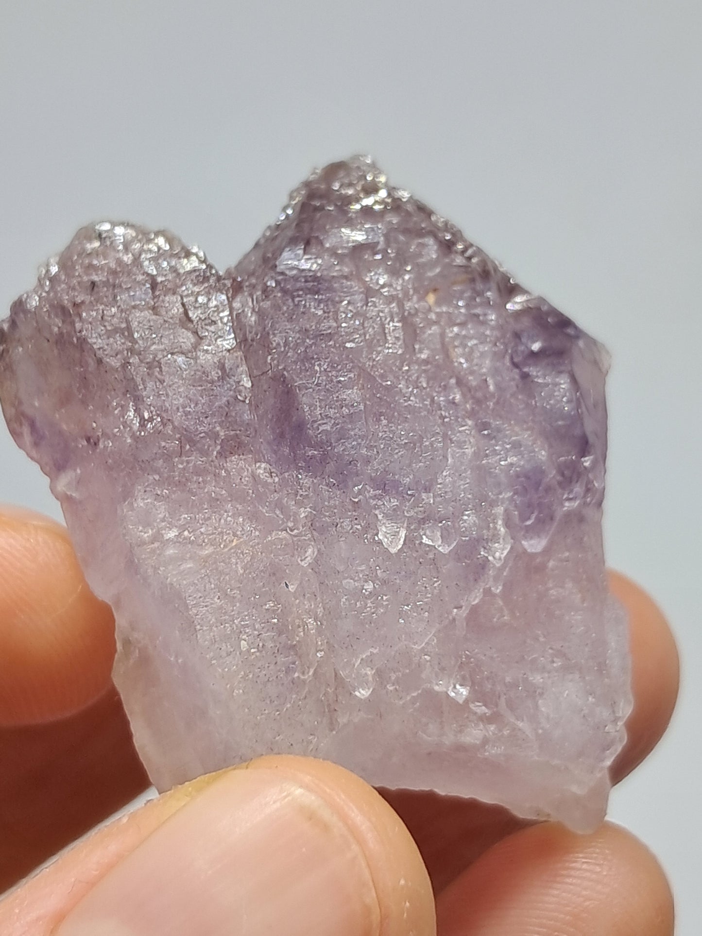 Punta de cristal de amatista grabada con cetro maclado (Karur) | Piedra natural | Ejemplar mineral n.° KA91