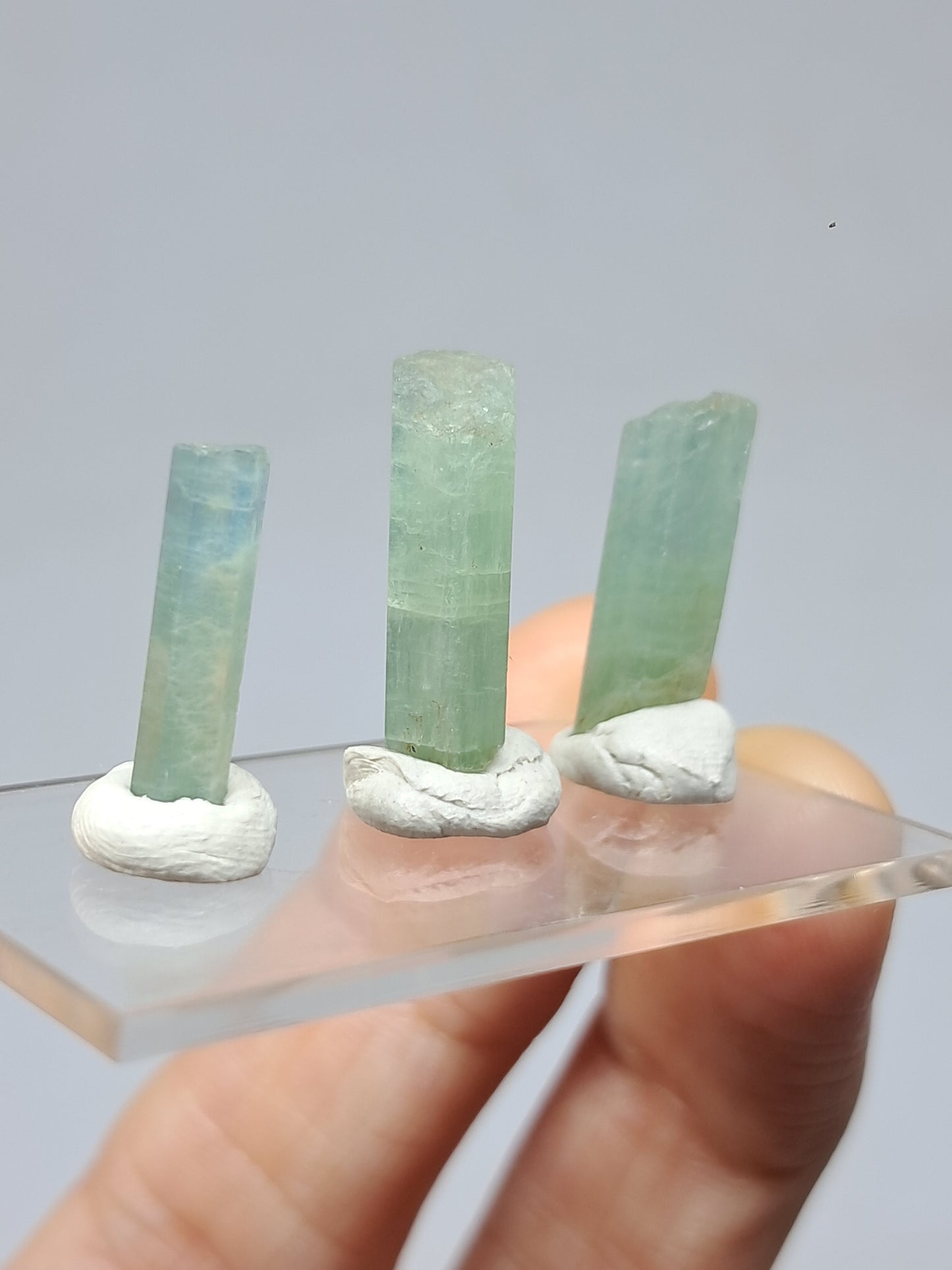 Conjunto de 3 Aguamarinas (Karur) Cristales Hexagonales en Bruto | Ejemplar Mineral n.° AQM34