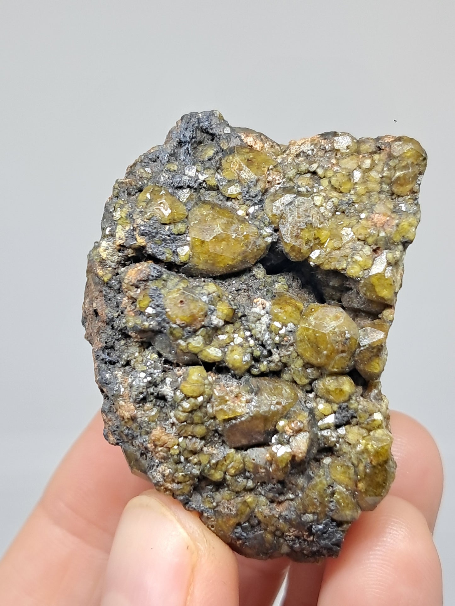 Cúmulo de granate verde en matriz (México) | Cristal en bruto | Ejemplar mineral n.° GR16
