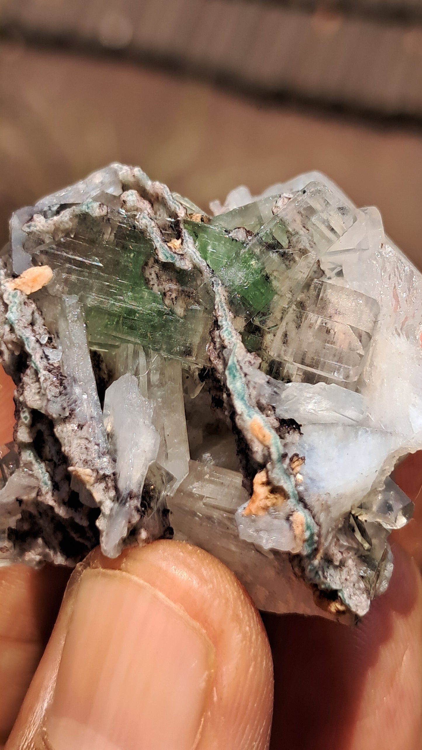 Apofilita Verde (Fluorapofilita) con Estilbita Blanca sobre Matriz (Ajanta) Cristal Natural | Muestra Mineral #GA23