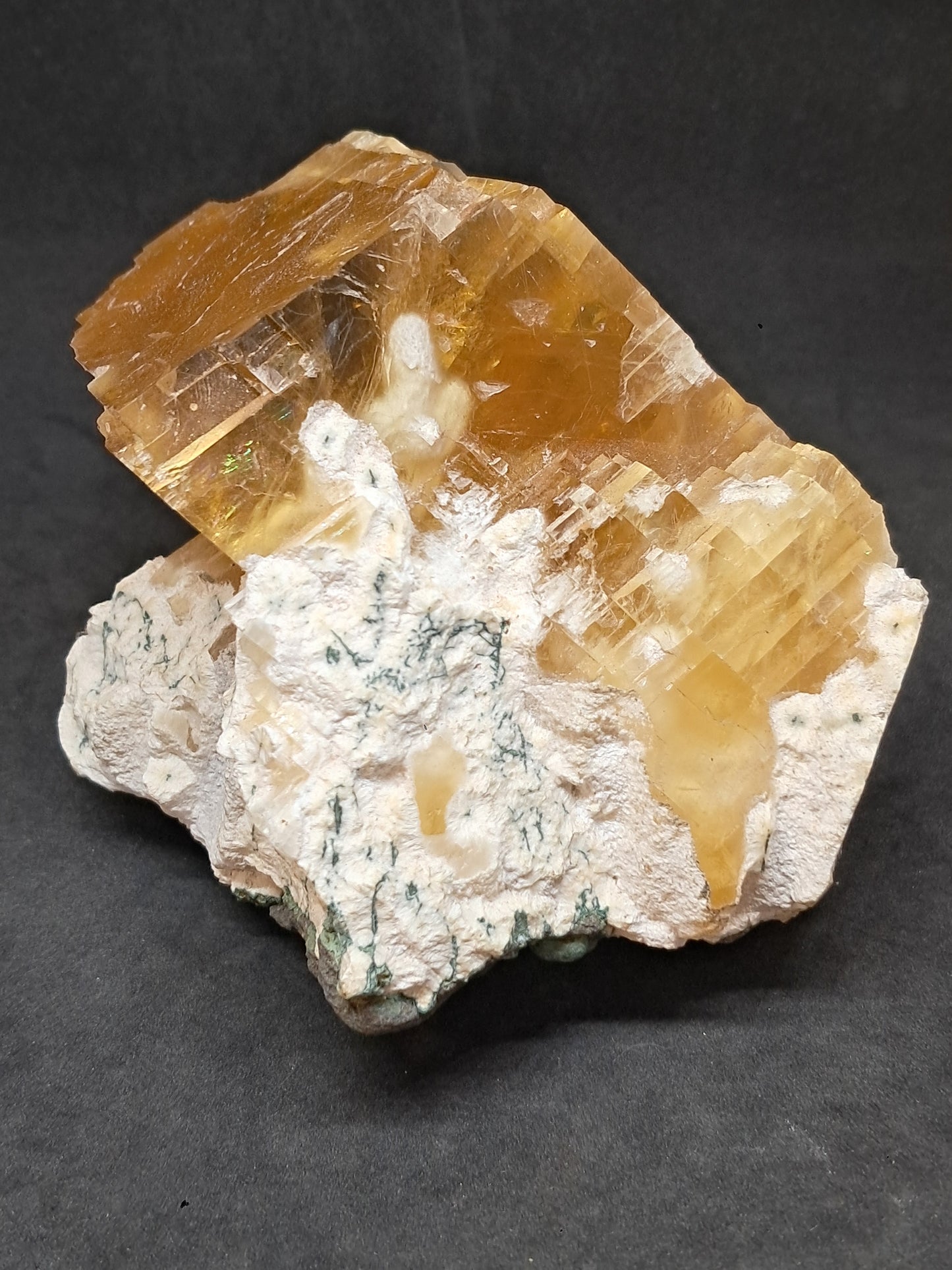 Calcita miel con okenita (India), cristal L en bruto | Piedra natural | Ejemplar mineral n.° CA28