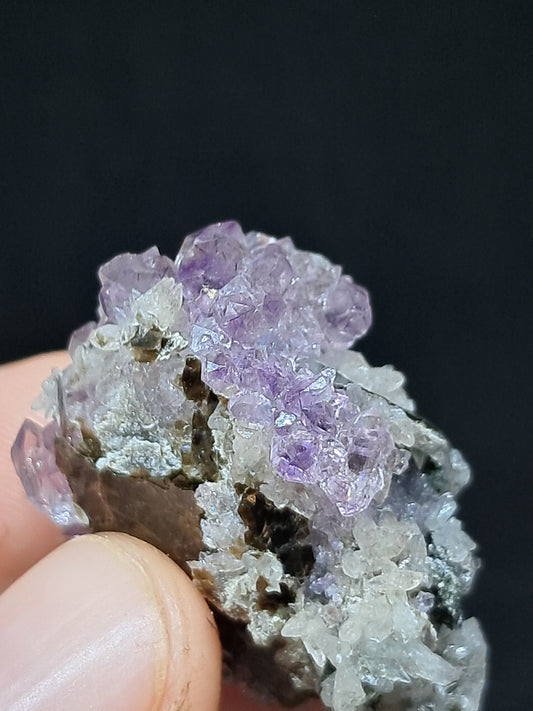Cúmulo de amatista en matriz de albita y mica (Karur) | Cristal en bruto | Piedra natural | Ejemplar mineral n.° KA107