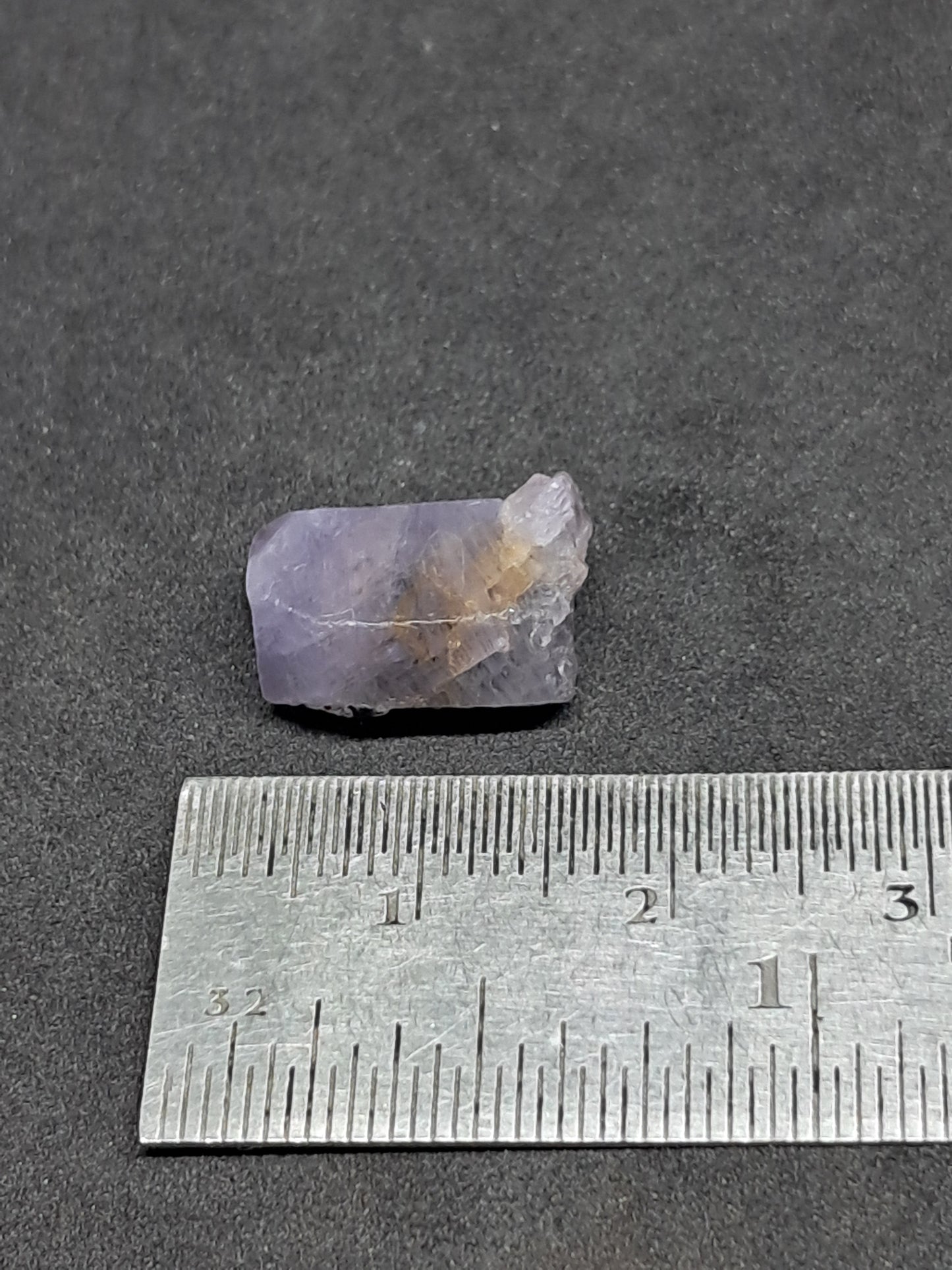 Zafiro natural con grabador (Madagascar), piedra en bruto | Ejemplar mineral n.° SP46