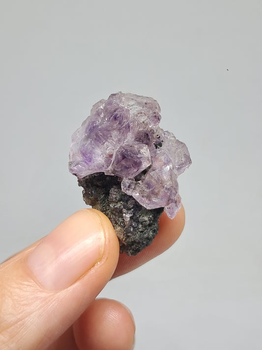 Amatista en matriz de limonita (Karur) | Cristal en bruto | Piedra natural | Ejemplar mineral n.° KA122