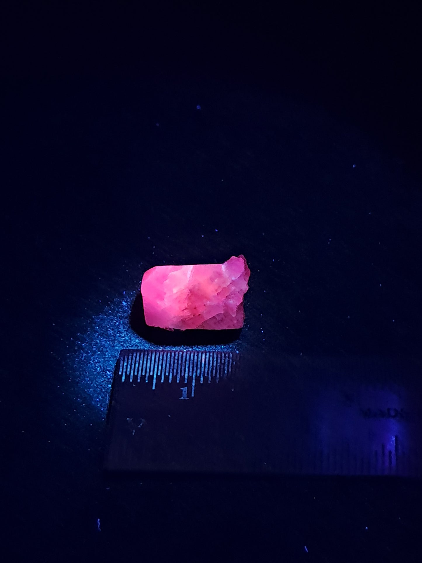 Zafiro natural con grabador (Madagascar), piedra en bruto | Ejemplar mineral n.° SP46