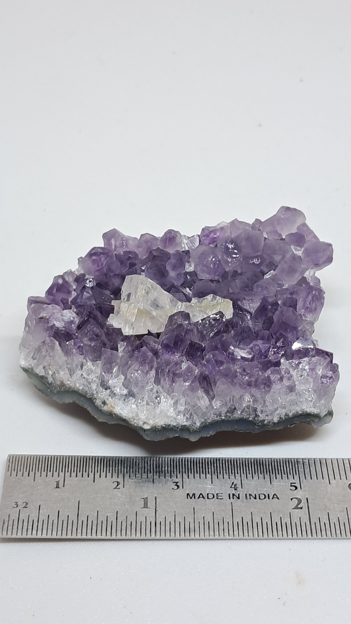 Amatista púrpura intenso con calcita reactiva a los rayos UV (Brasil) | Clúster natural | Muestra de mineral #AMB4
