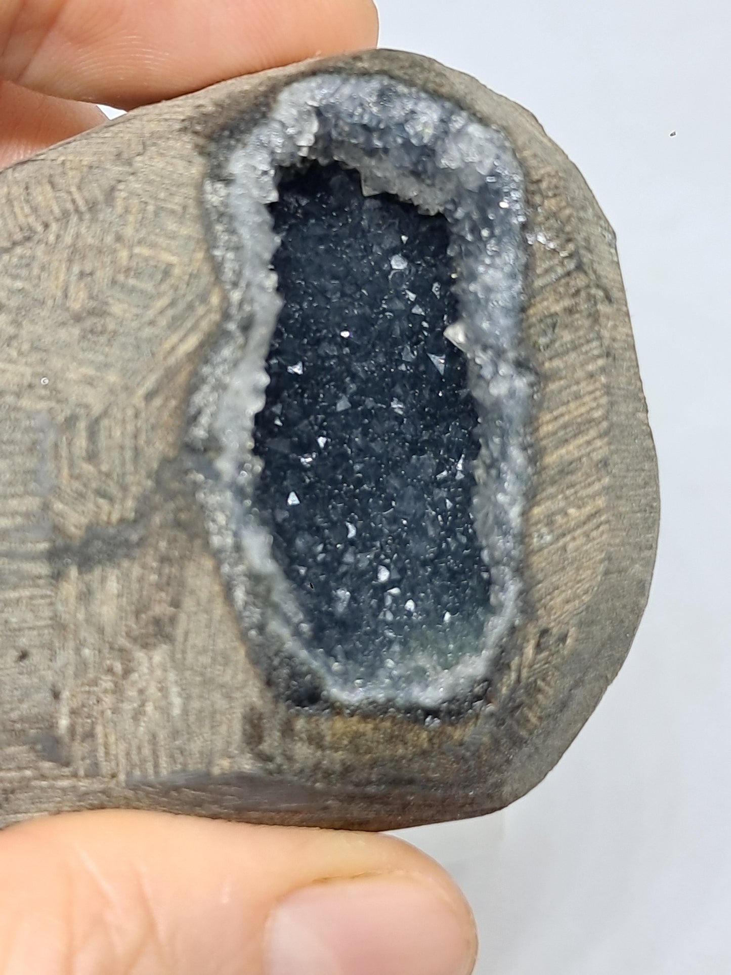 Calcedonia negra en geoda de basalto (Nashik) | Cristal natural | Ejemplar mineral n.° BC12