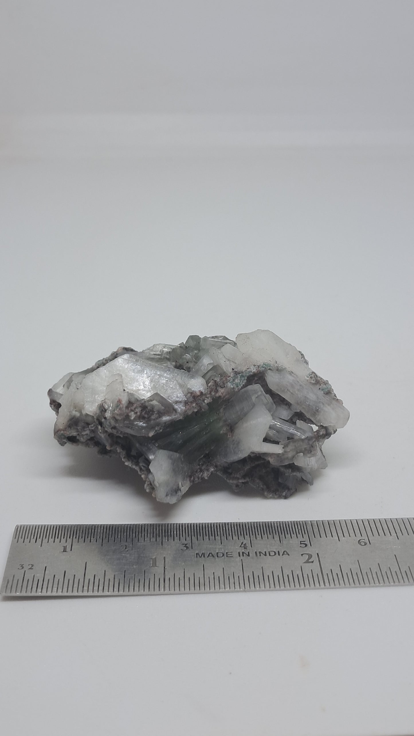 Apofilita verde (Fluorapofilita) en matriz (Ajanta) Cristal natural | Muestra mineral #GA22