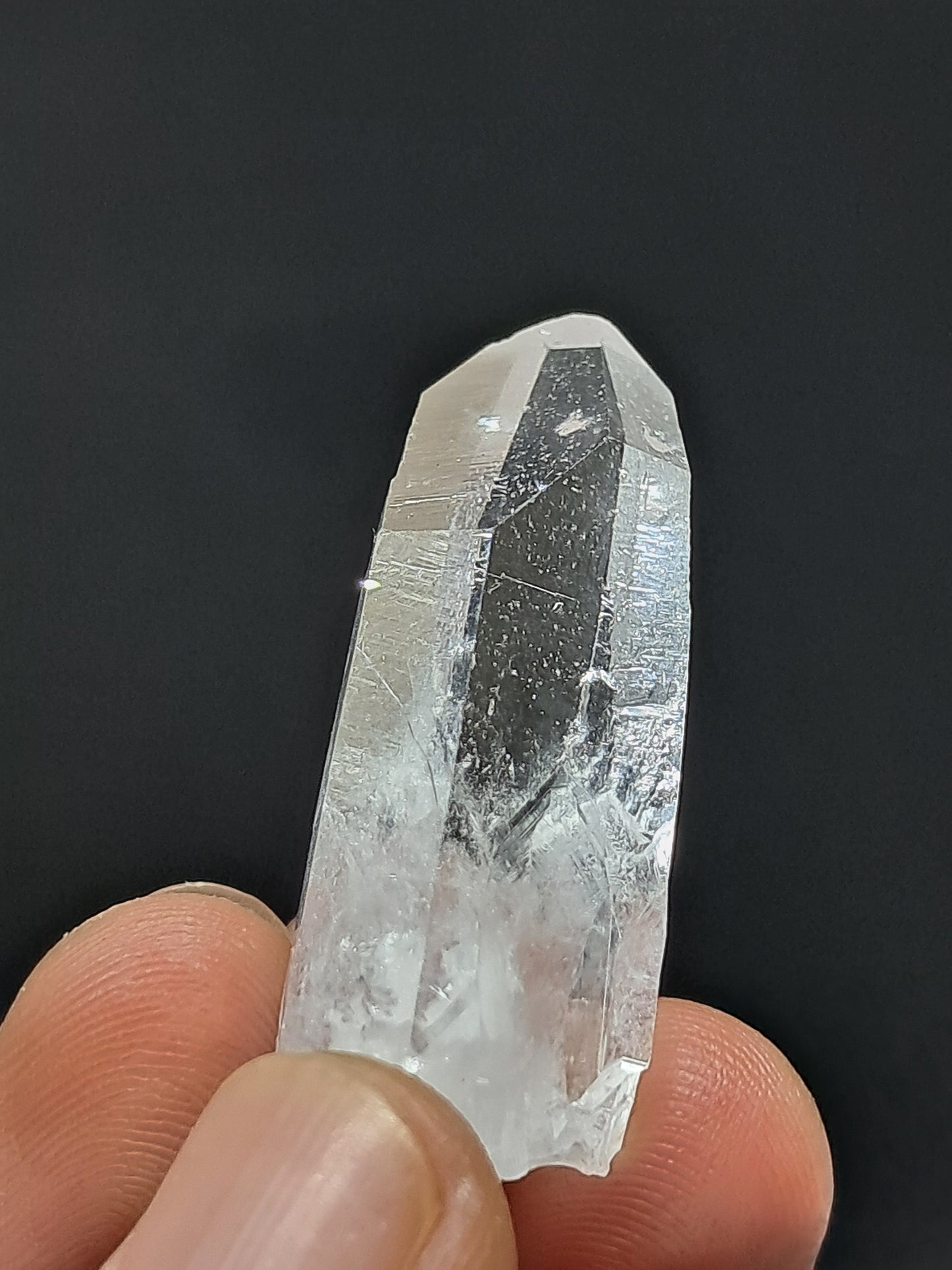 Cristal prismático de cuarzo transparente (Santander, Colombia) Punta natural | Ejemplar mineral n.° COQ24