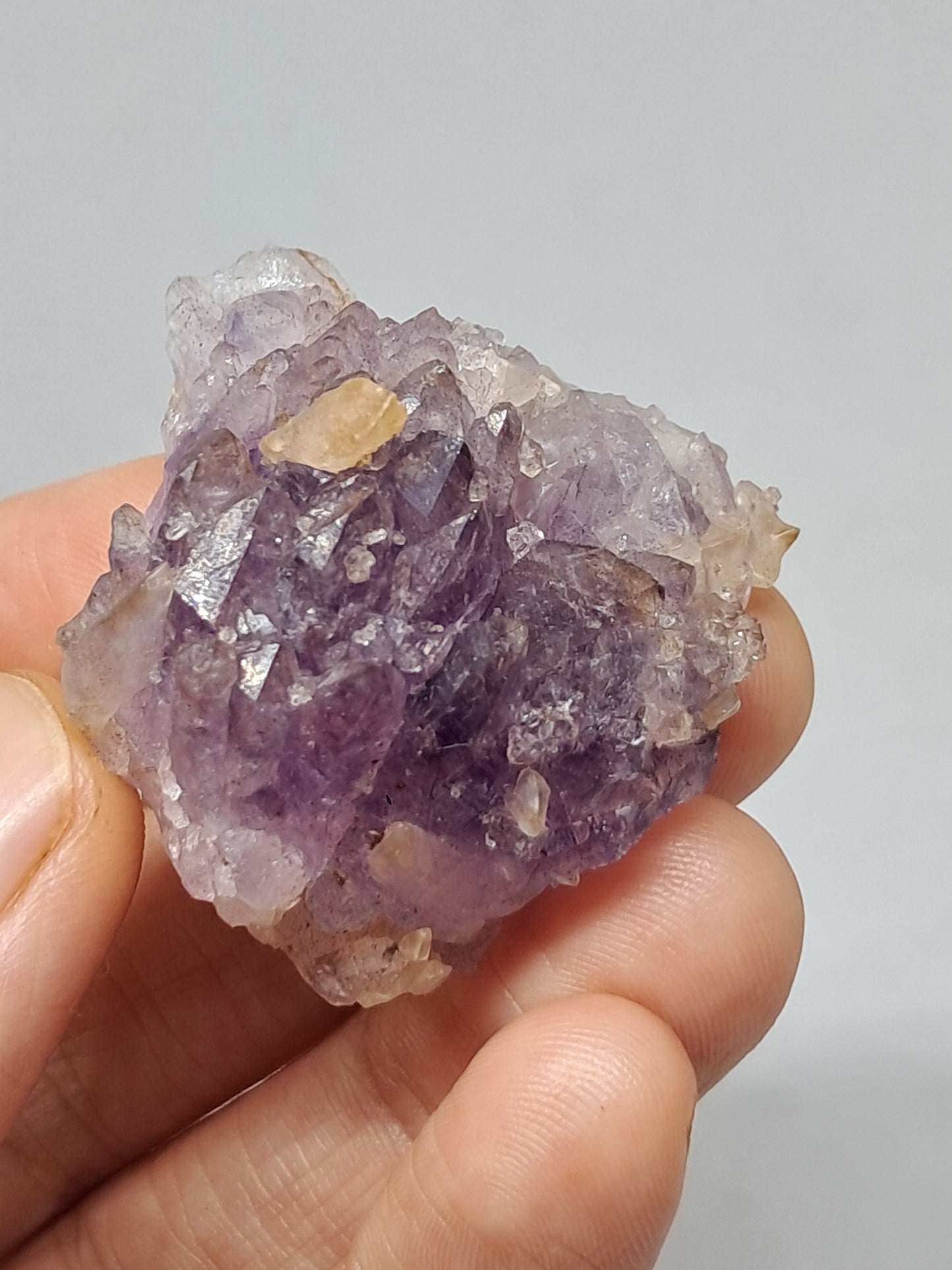 Amatista en forma de cetro con calcita reactiva a los rayos UV (Karur) | Cristal en bruto | Piedra natural | Ejemplar mineral n.° KA131