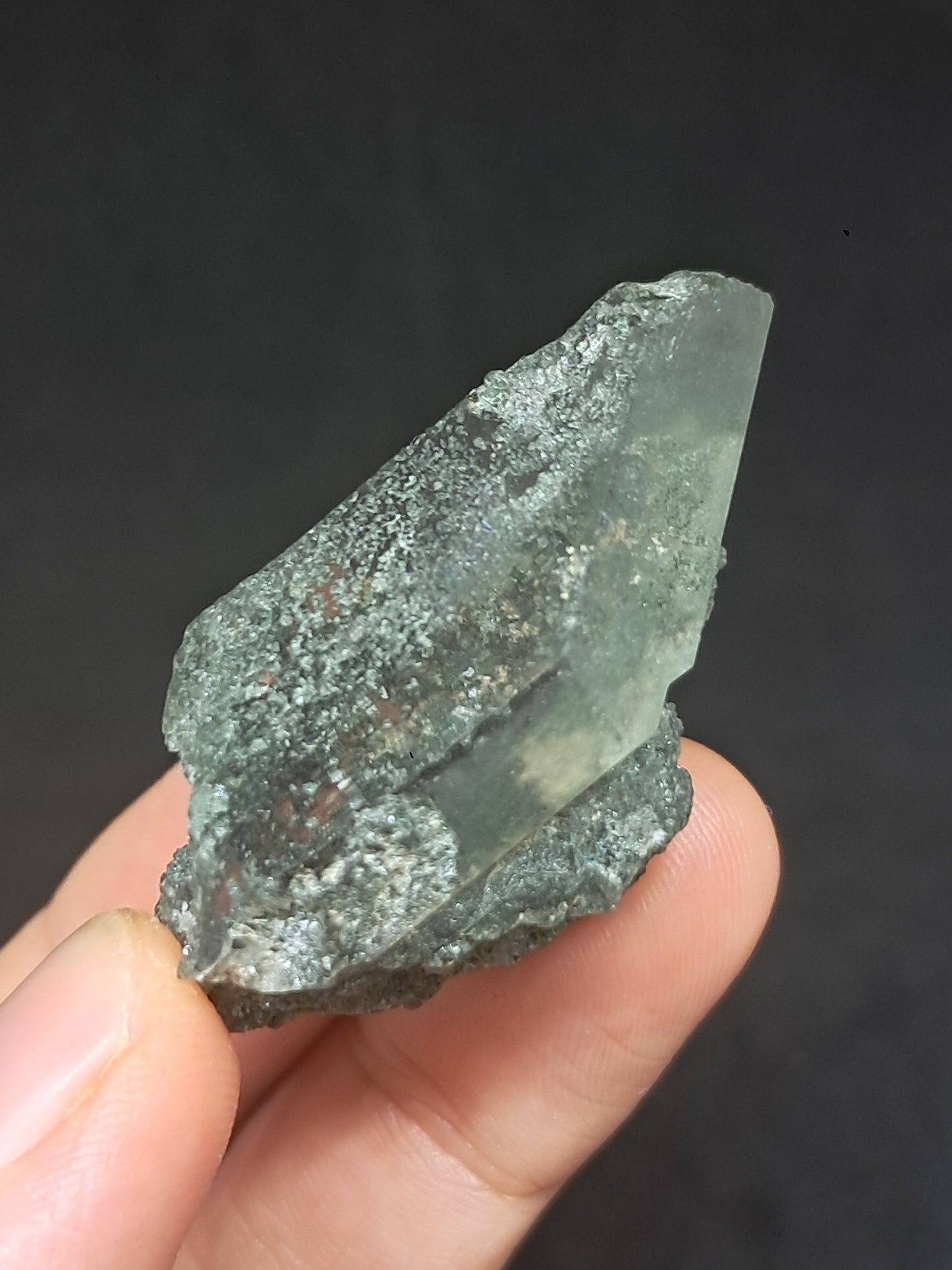 Punta de Cuarzo Clorita sobre Drusa de Cuarzo con Hematita (piedra natural no preciosa) #CQ6