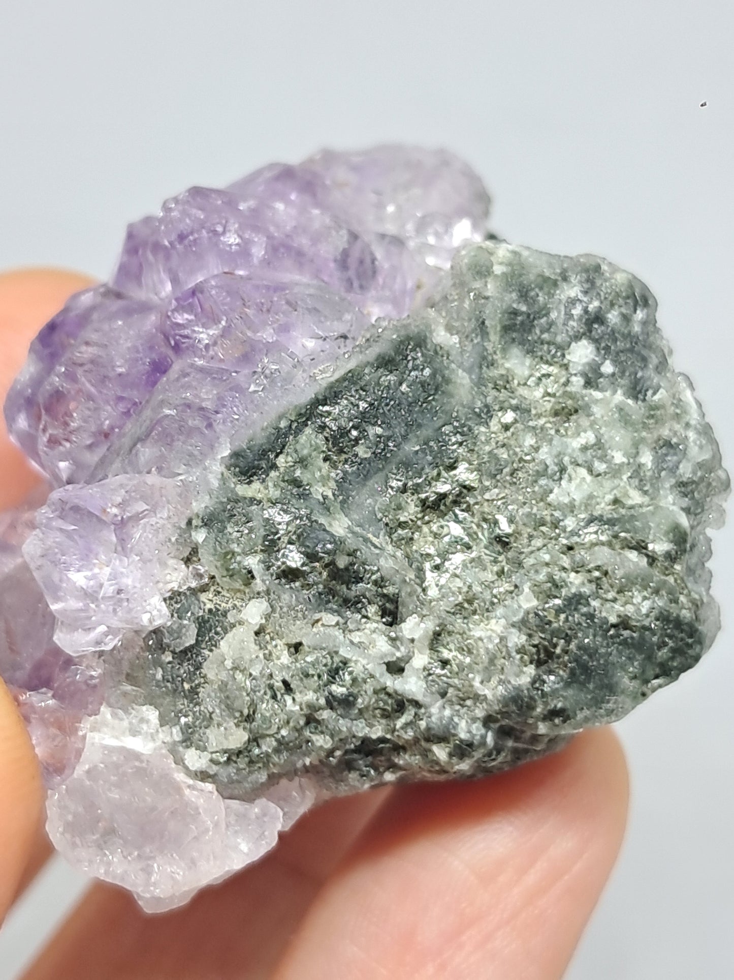 Amatista Elestial sobre matriz de hematita, goethita y calcedonia (Karur) | Cúmulo de cristales | Piedra natural | Ejemplar mineral n.° KA98