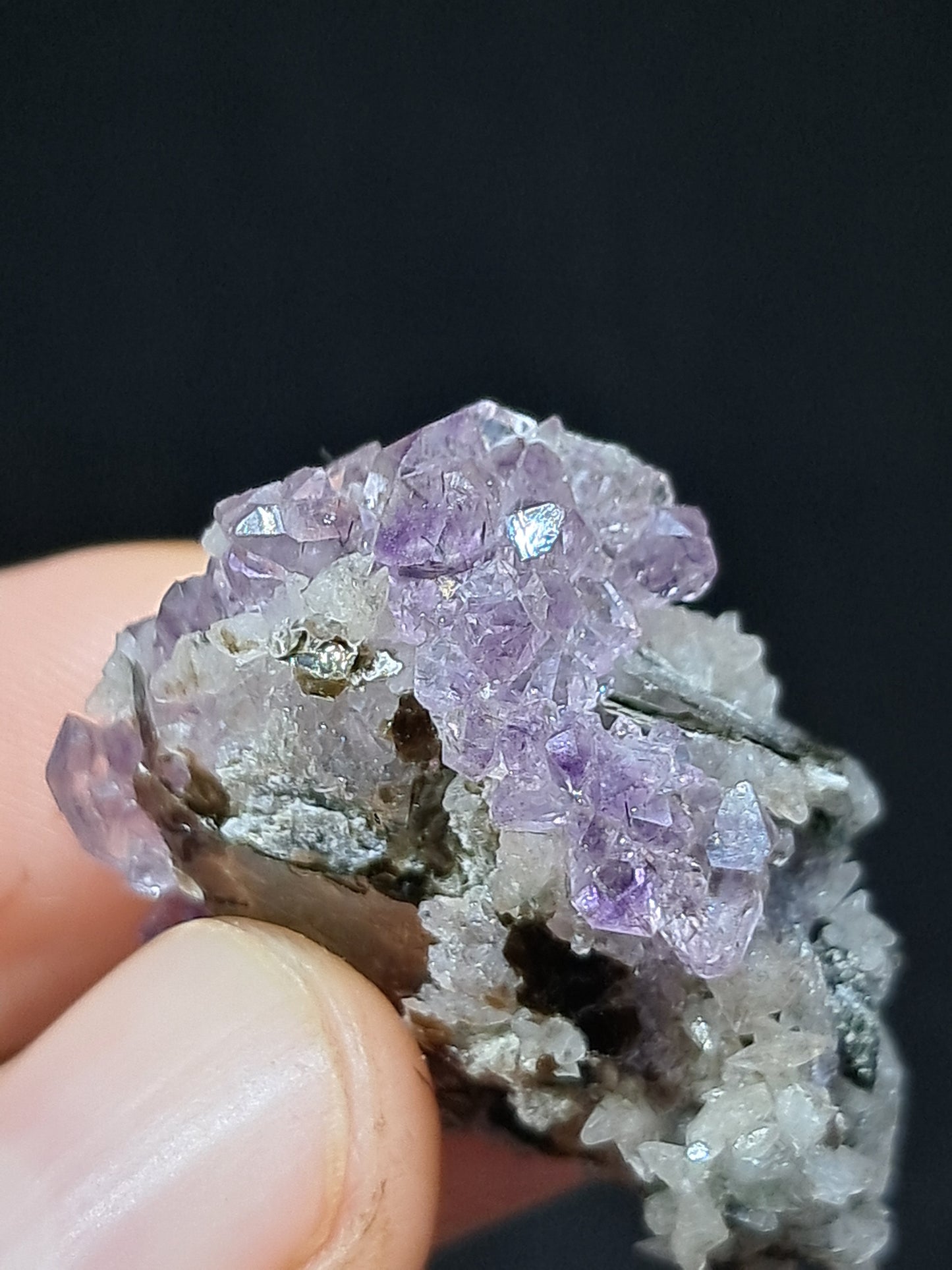 Cúmulo de amatista en matriz de albita y mica (Karur) | Cristal en bruto | Piedra natural | Ejemplar mineral n.° KA107