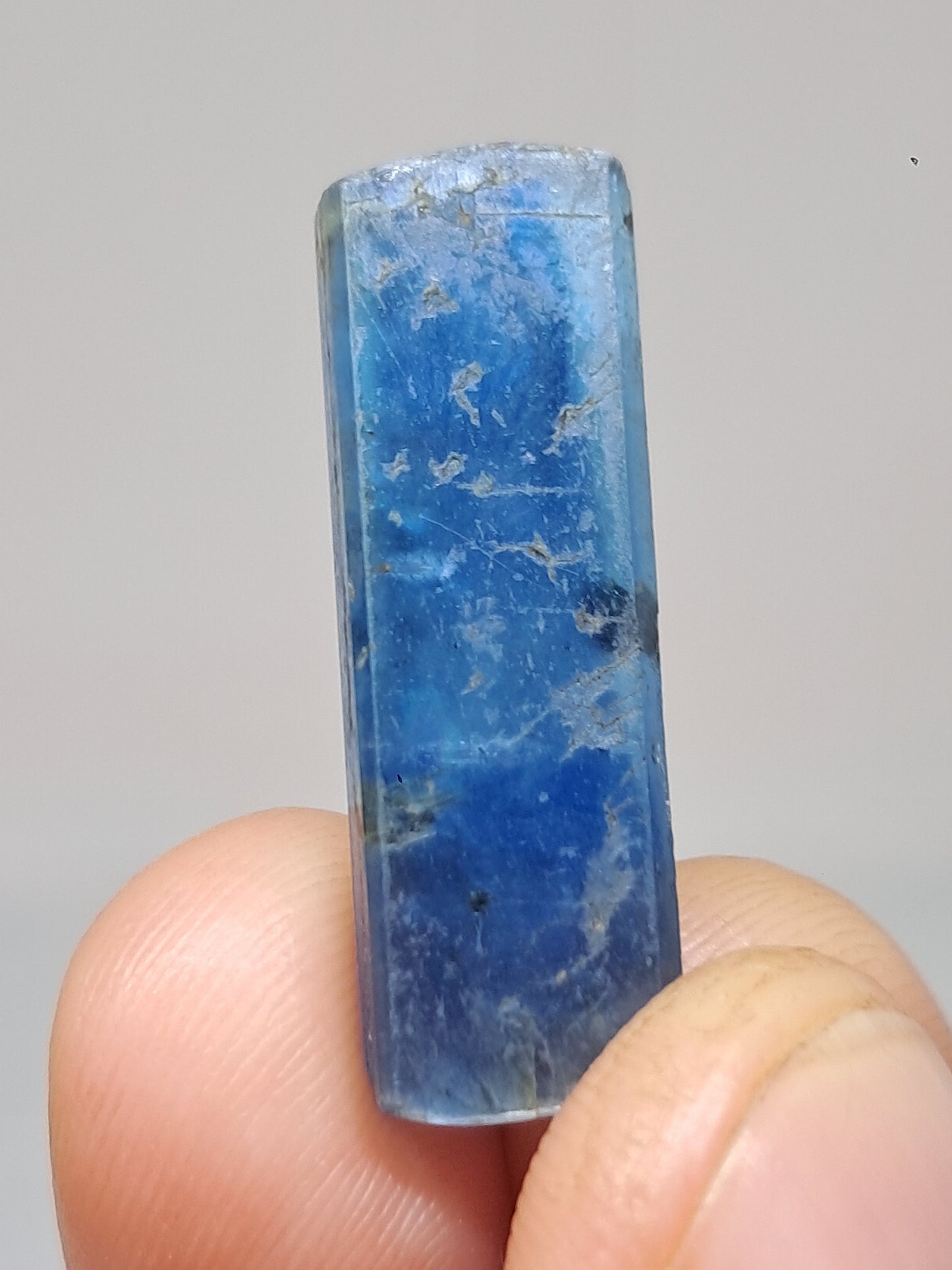 Cianita azul (Nepal) Cristal natural pulido n.° KY15