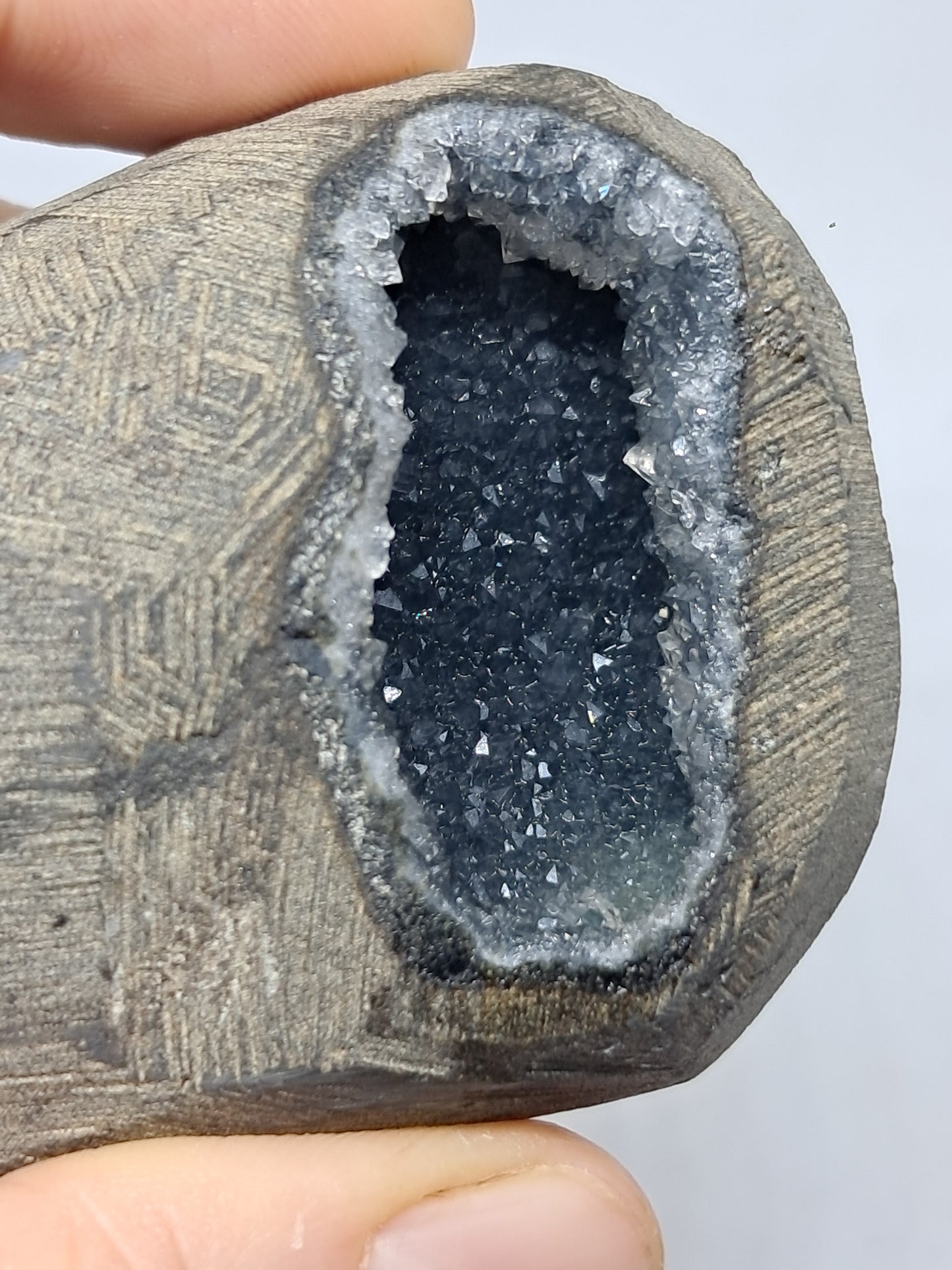 Calcedonia negra en geoda de basalto (Nashik) | Cristal natural | Ejemplar mineral n.° BC12