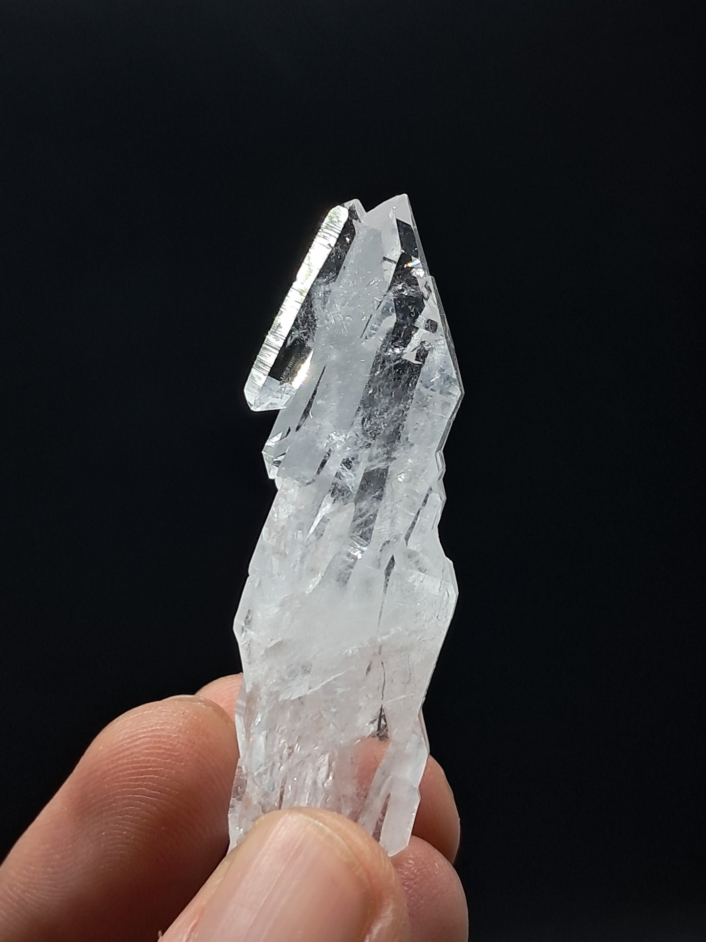 Cuarzo transparente desvanecido con crecimiento escalonado (Santander, Colombia) Punta natural | Ejemplar mineral n.° COQ14