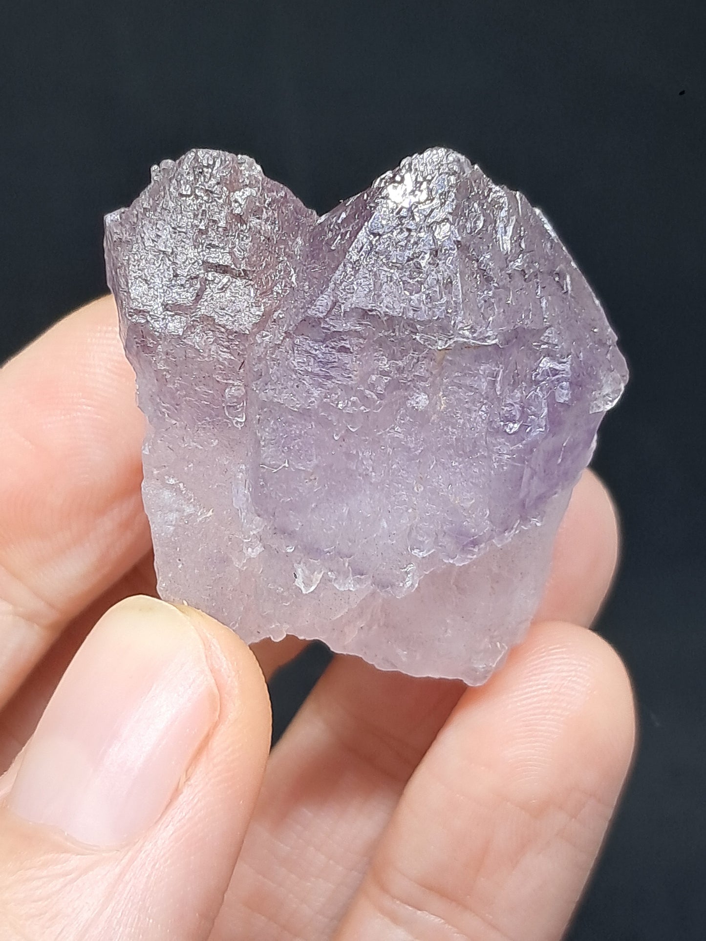 Punta de cristal de amatista grabada con cetro maclado (Karur) | Piedra natural | Ejemplar mineral n.° KA91