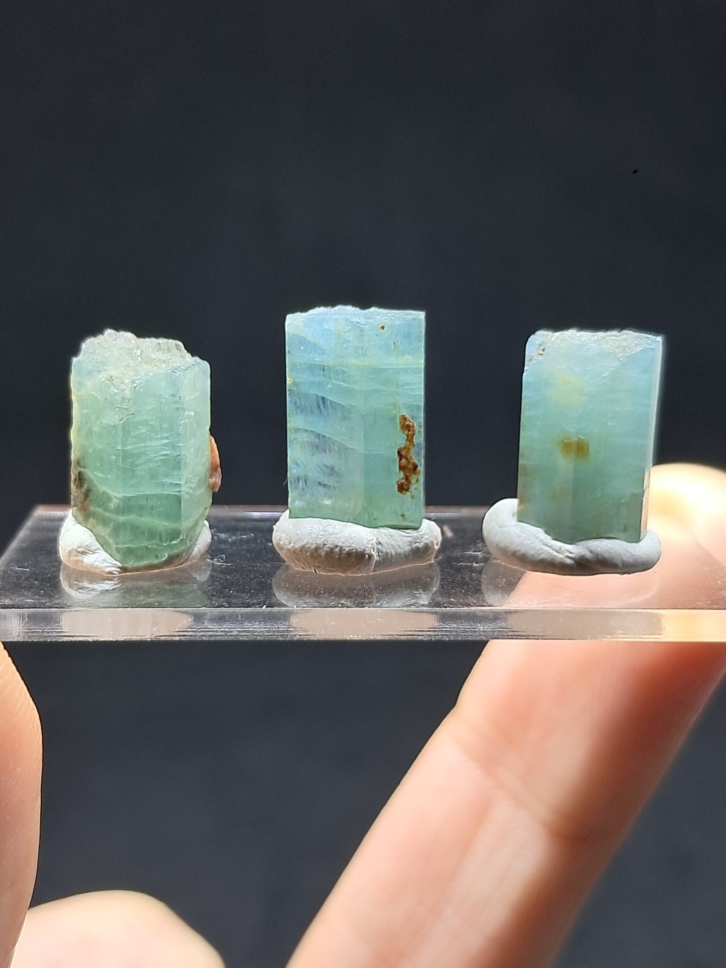 Conjunto de 3 Aguamarinas (Karur) Cristales Hexagonales en Bruto | Ejemplar Mineral n.° AQM38