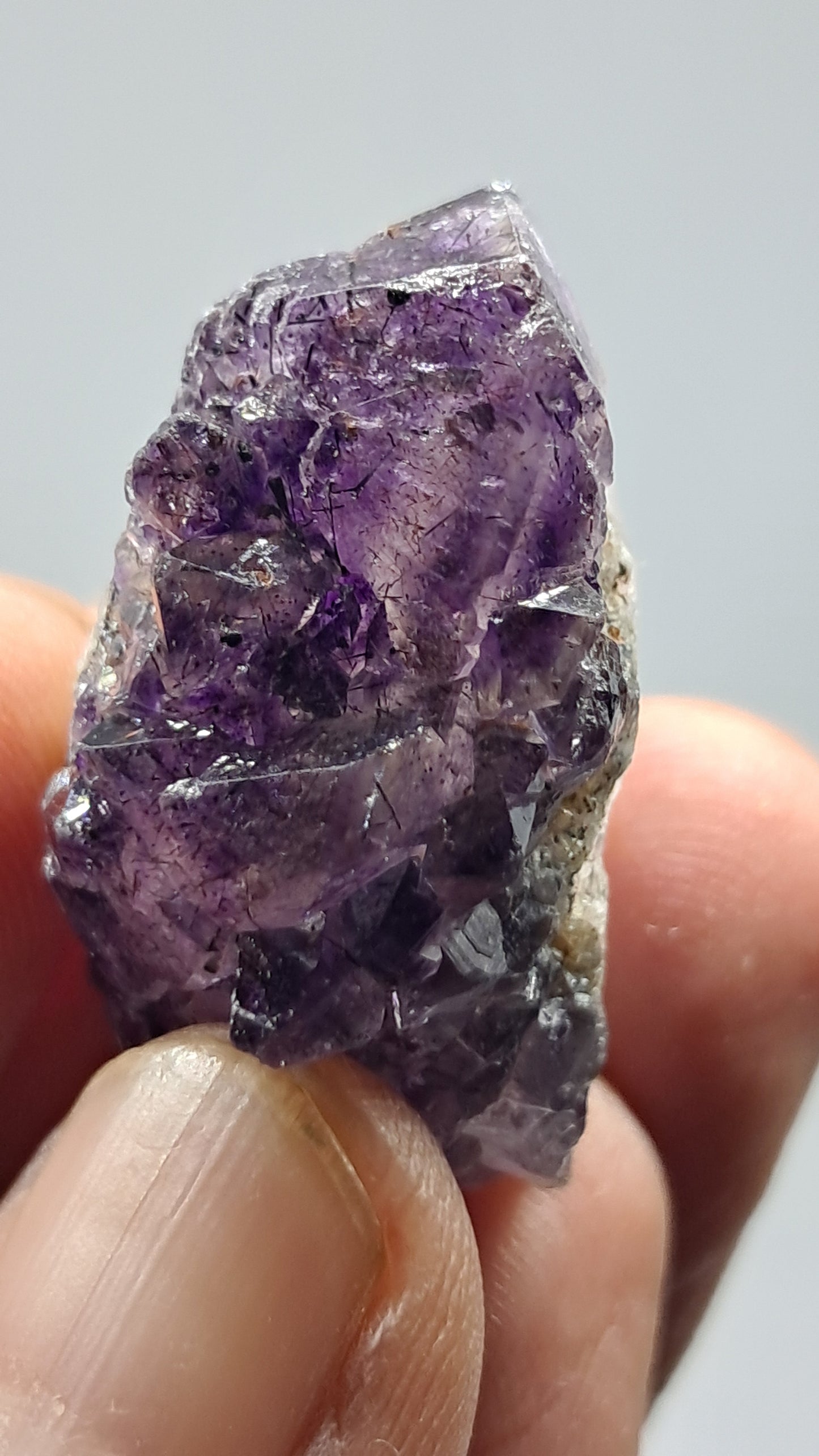 Amatista Elestial Morado Oscuro | Inclusiones de Hematita Goethita Rutilo | Cristal Natural | Espécimen Mineral #KA202