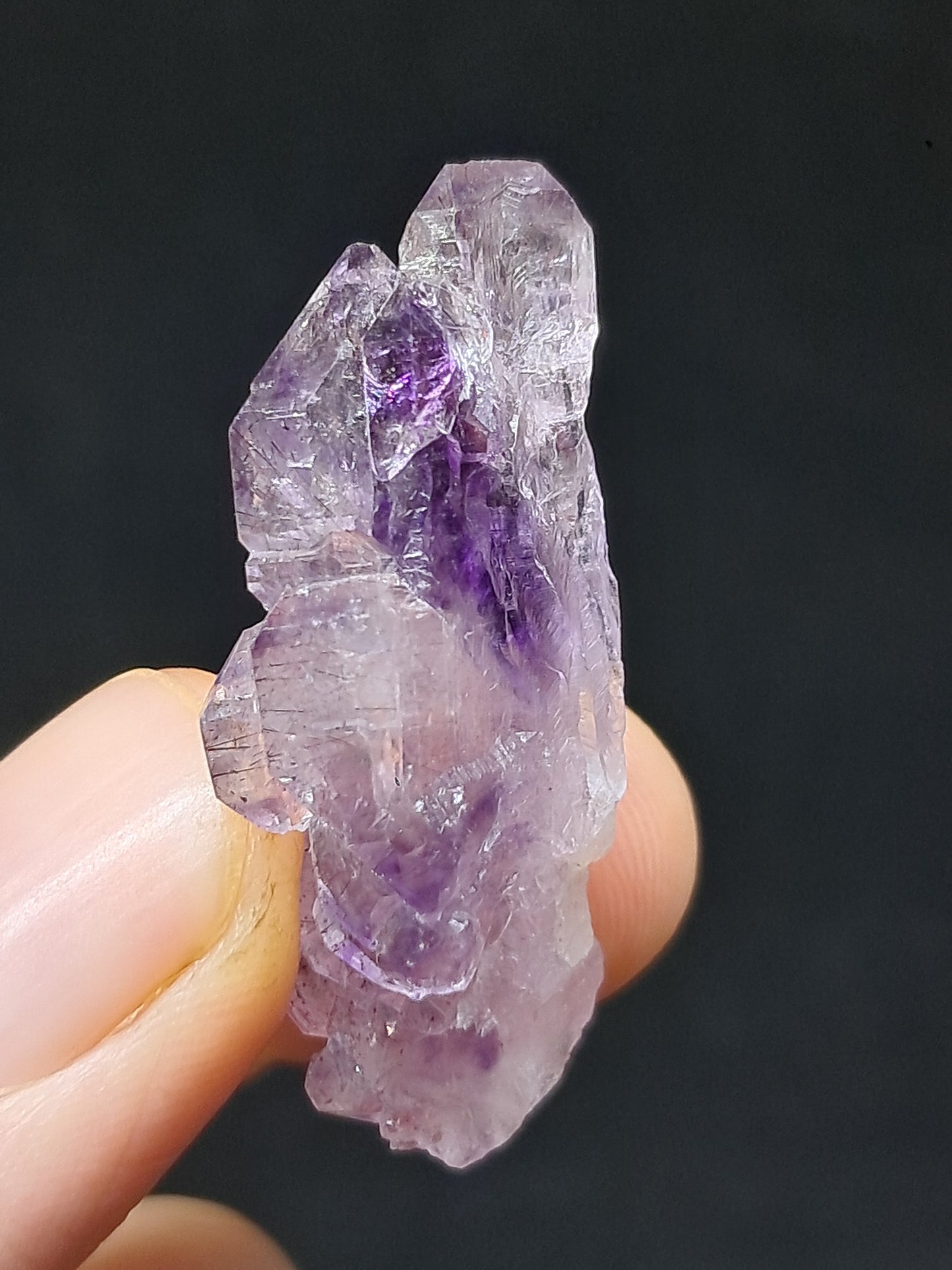 Amatista Elestial con inclusiones "Super Seven" (Karur) | Cristal en bruto | Piedra natural | Ejemplar mineral n.° KA138