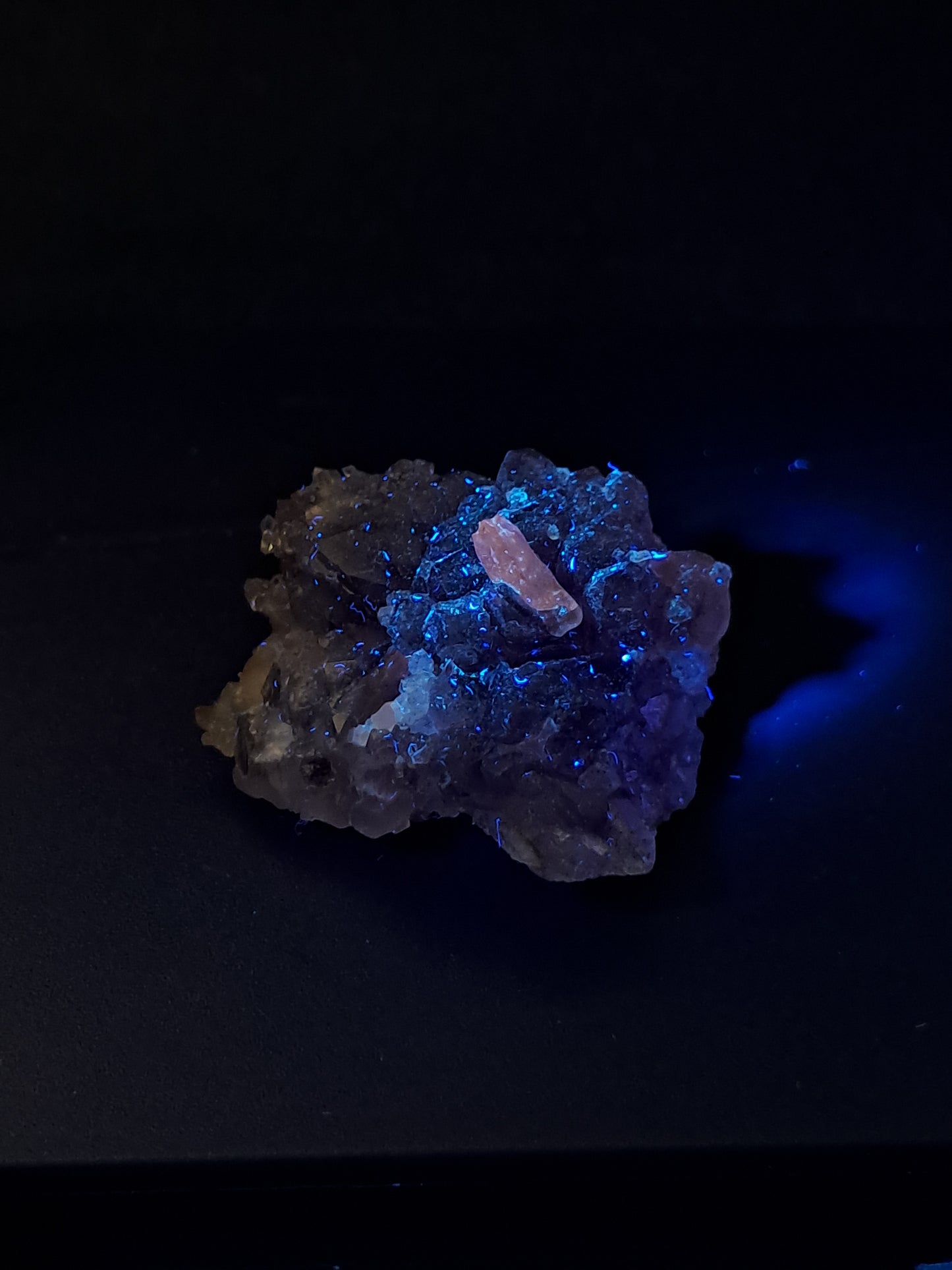 Amatista en forma de cetro con calcita reactiva a los rayos UV (Karur) | Cristal en bruto | Piedra natural | Ejemplar mineral n.° KA131