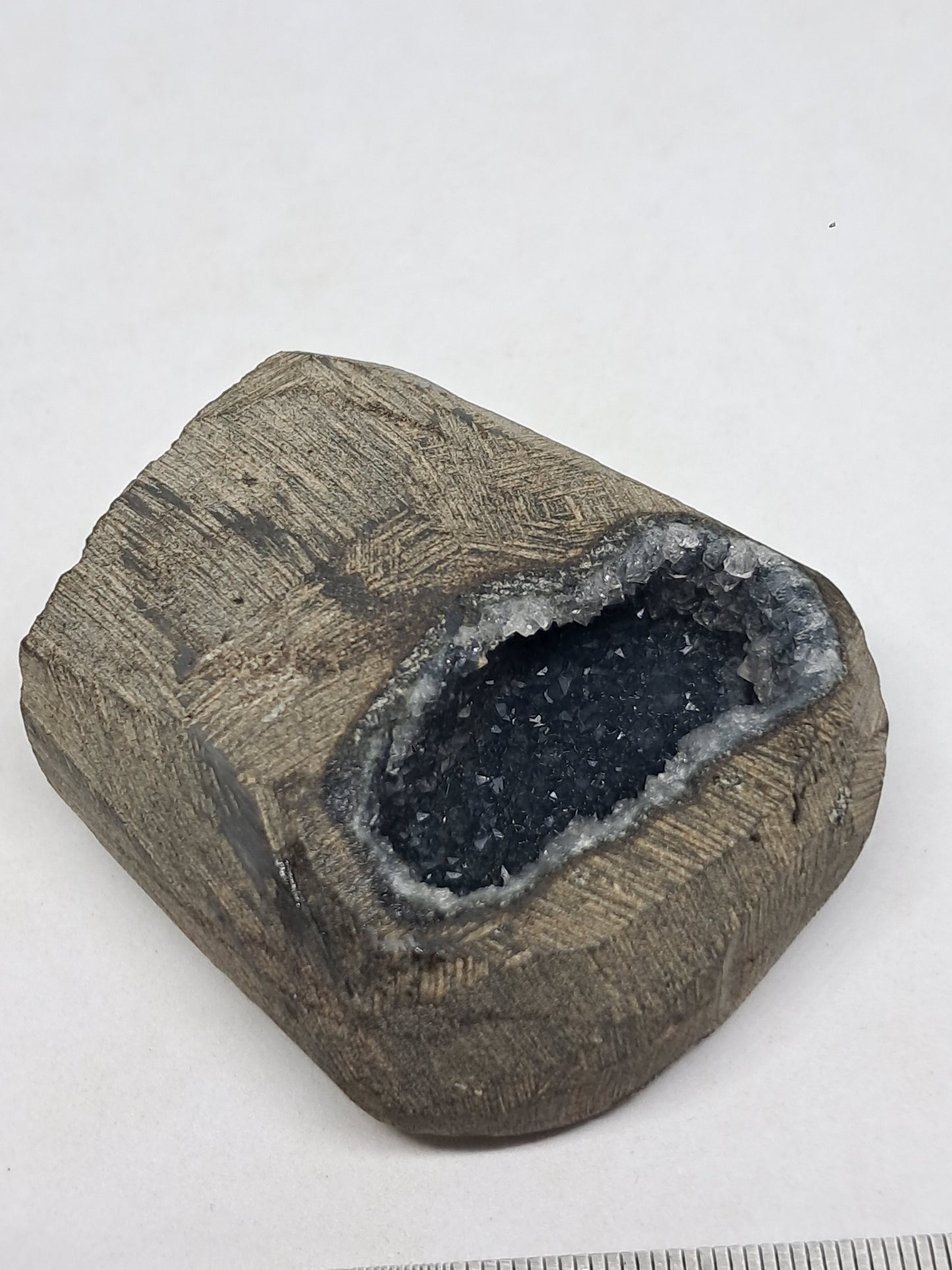 Calcedonia negra en geoda de basalto (Nashik) | Cristal natural | Ejemplar mineral n.° BC12