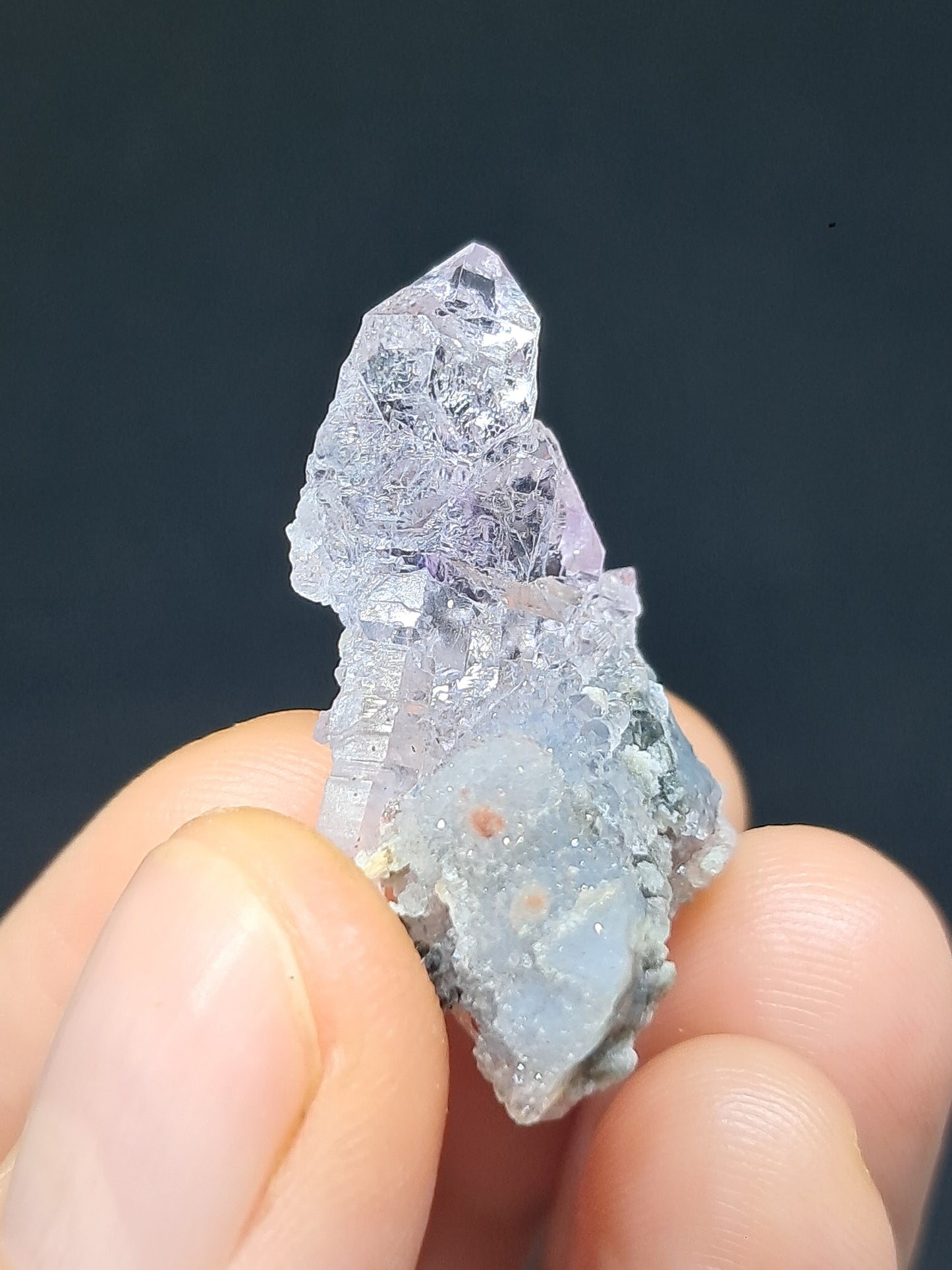 Cúmulo de cetro de amatista sobre matriz de calcedonia (Karur) | Piedra natural | Ejemplar mineral n.° KA71