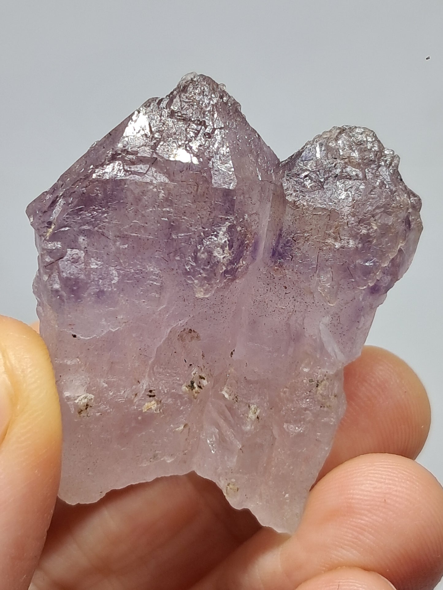Punta de cristal de amatista grabada con cetro maclado (Karur) | Piedra natural | Ejemplar mineral n.° KA91