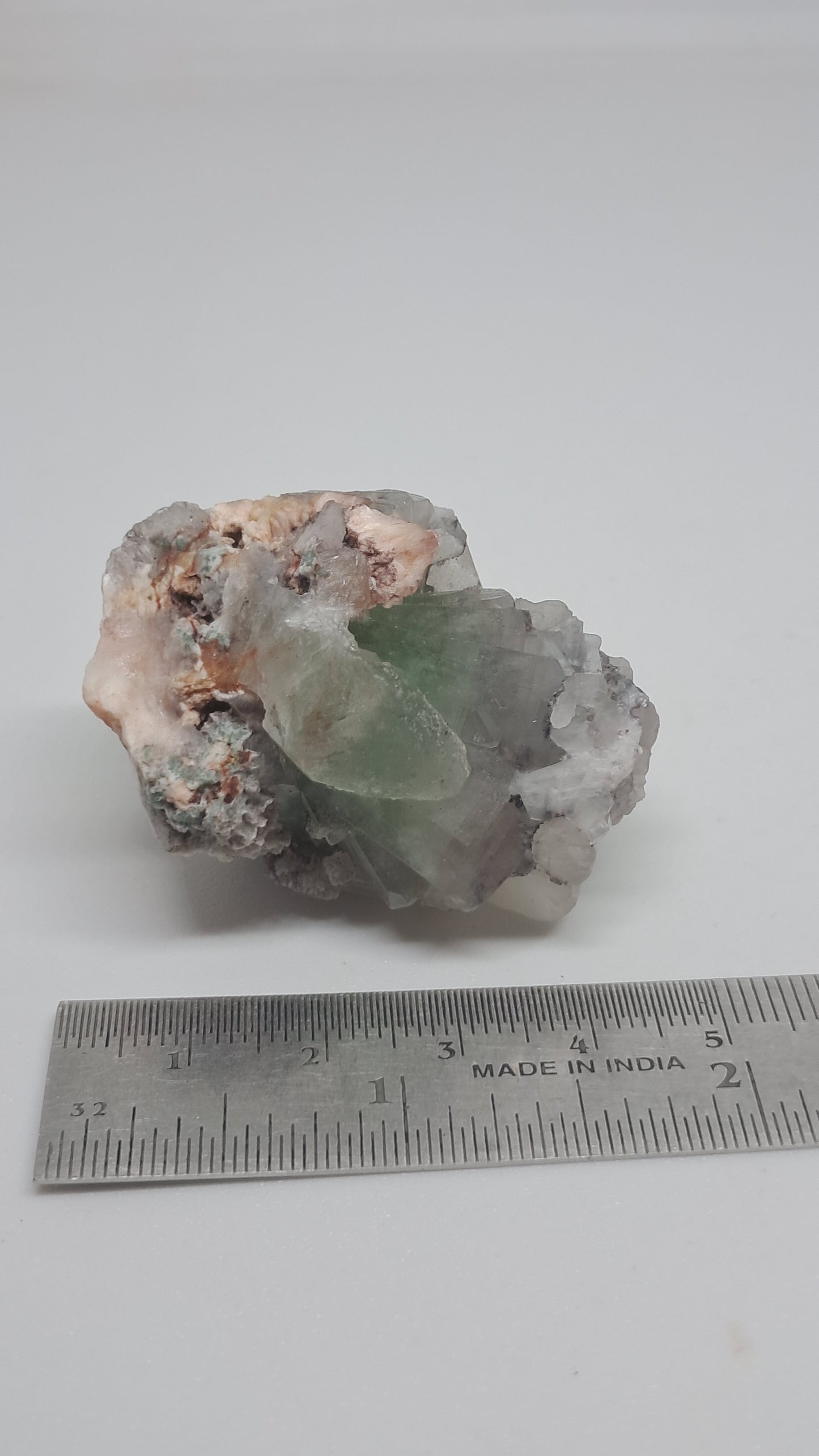 Apofilita Verde (Fluorapofilita) en Matriz (Ajanta) Cristal Natural | Muestra Mineral #GA24