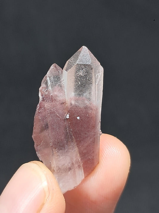 Punta de cristal natural de cuarzo fantasma hematita (Telangana) | Ejemplar mineral n.° HPQ17