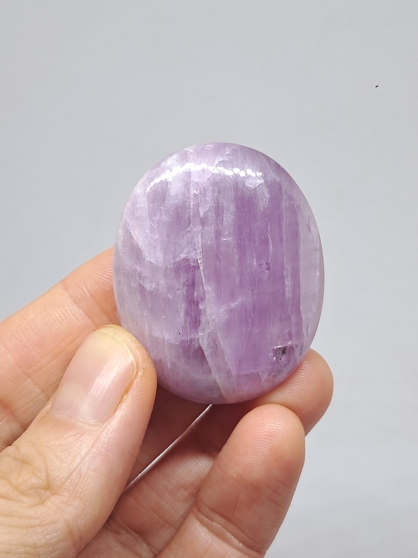 Piedra de palma de kunzita (Madagascar) pulida | Cristal natural n.° KZ5